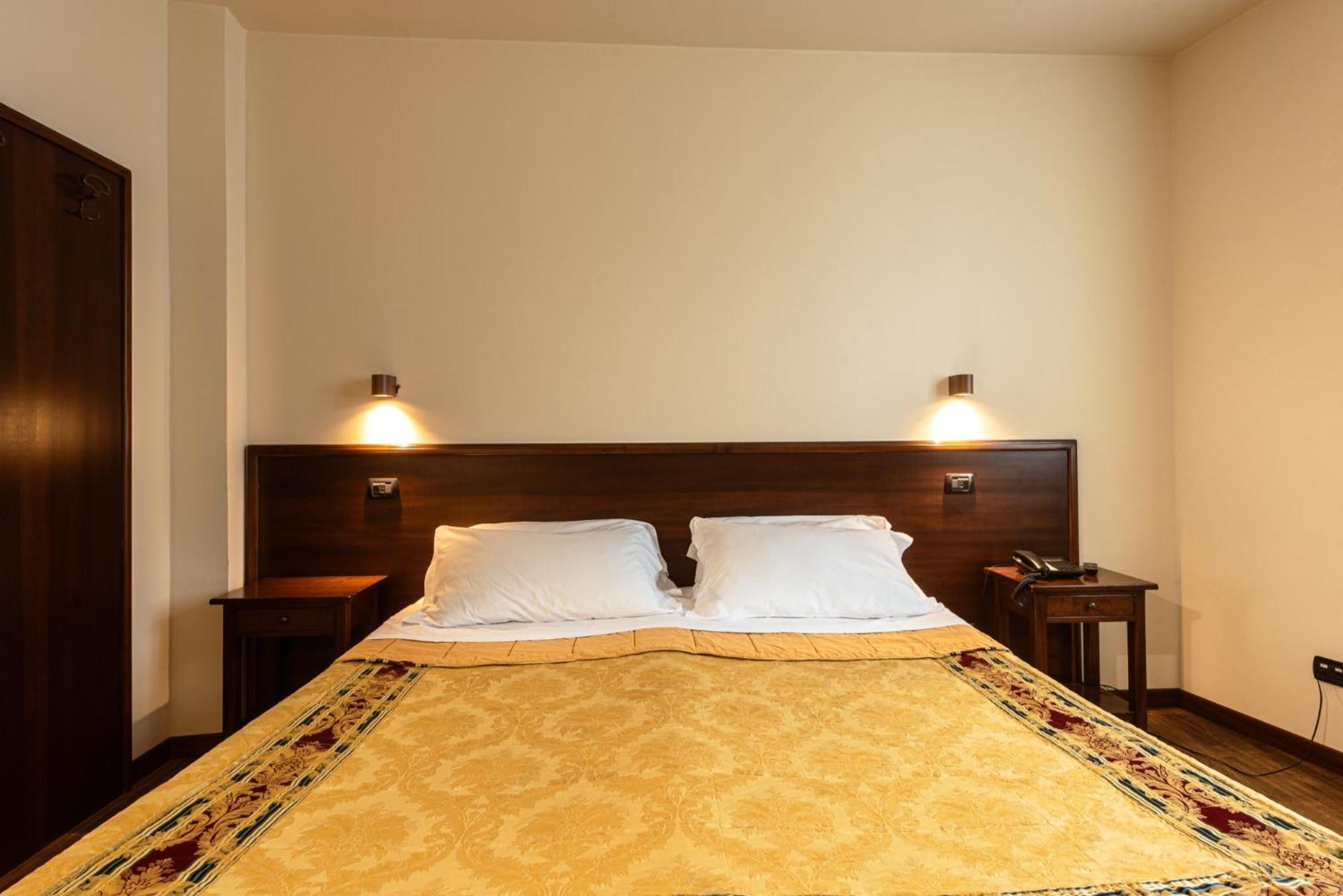 Double or Twin Room - Photo 15
