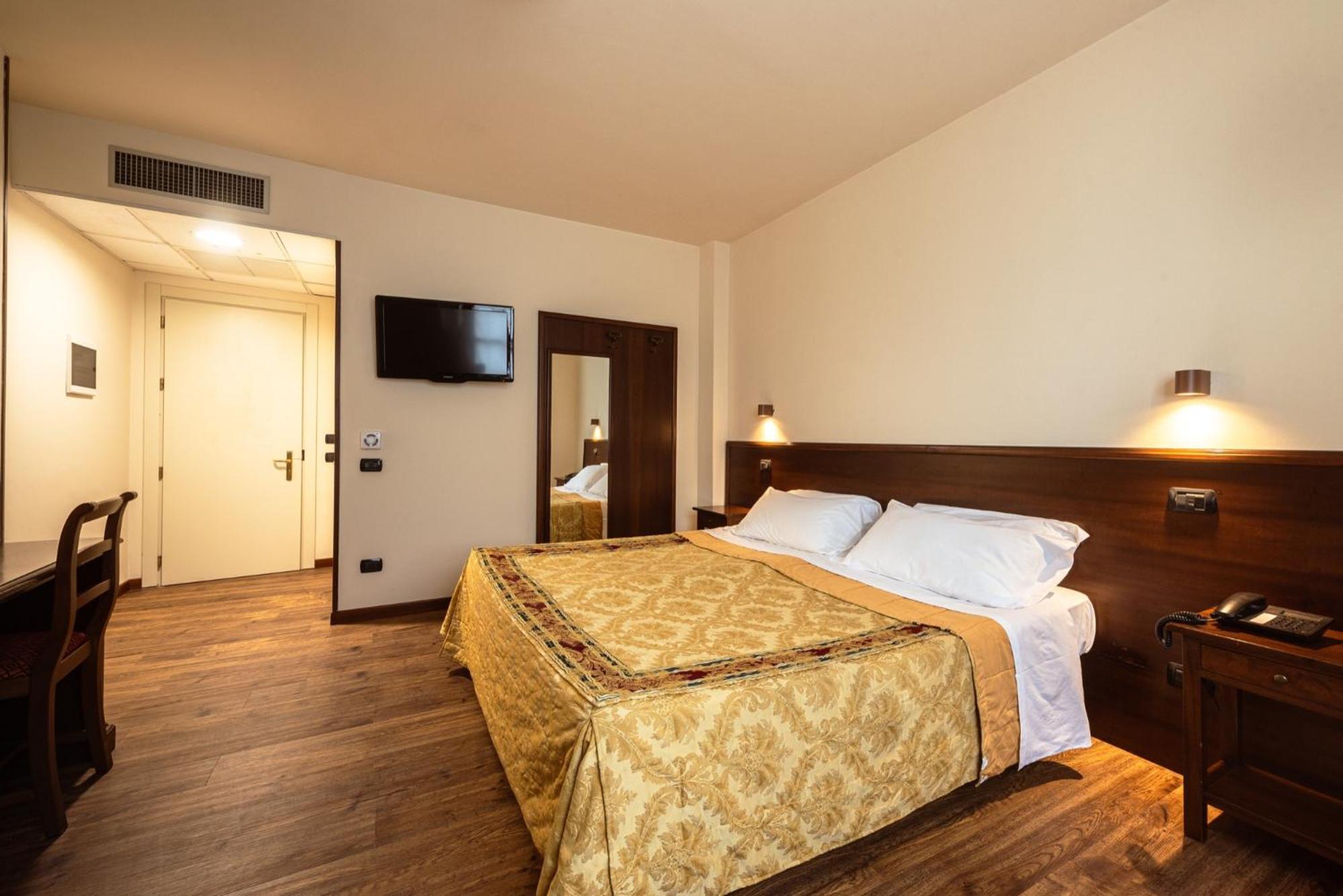Double or Twin Room - Photo 18