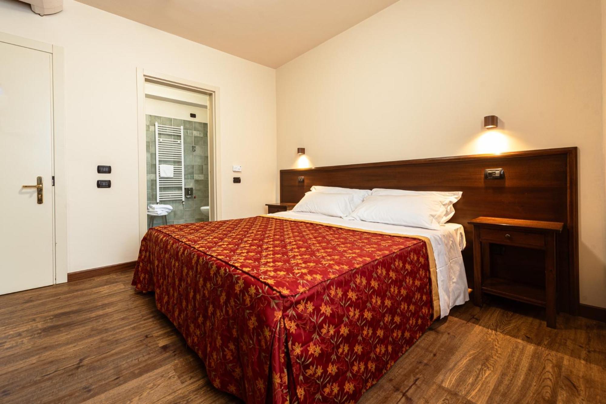 Double or Twin Room - Photo 13