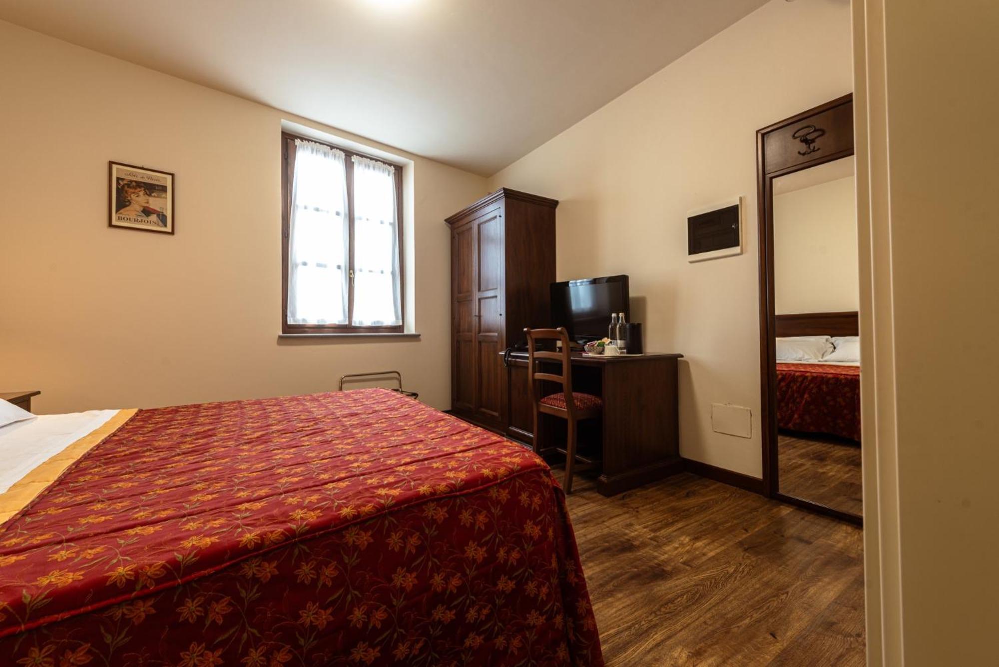 Double or Twin Room - Photo 4