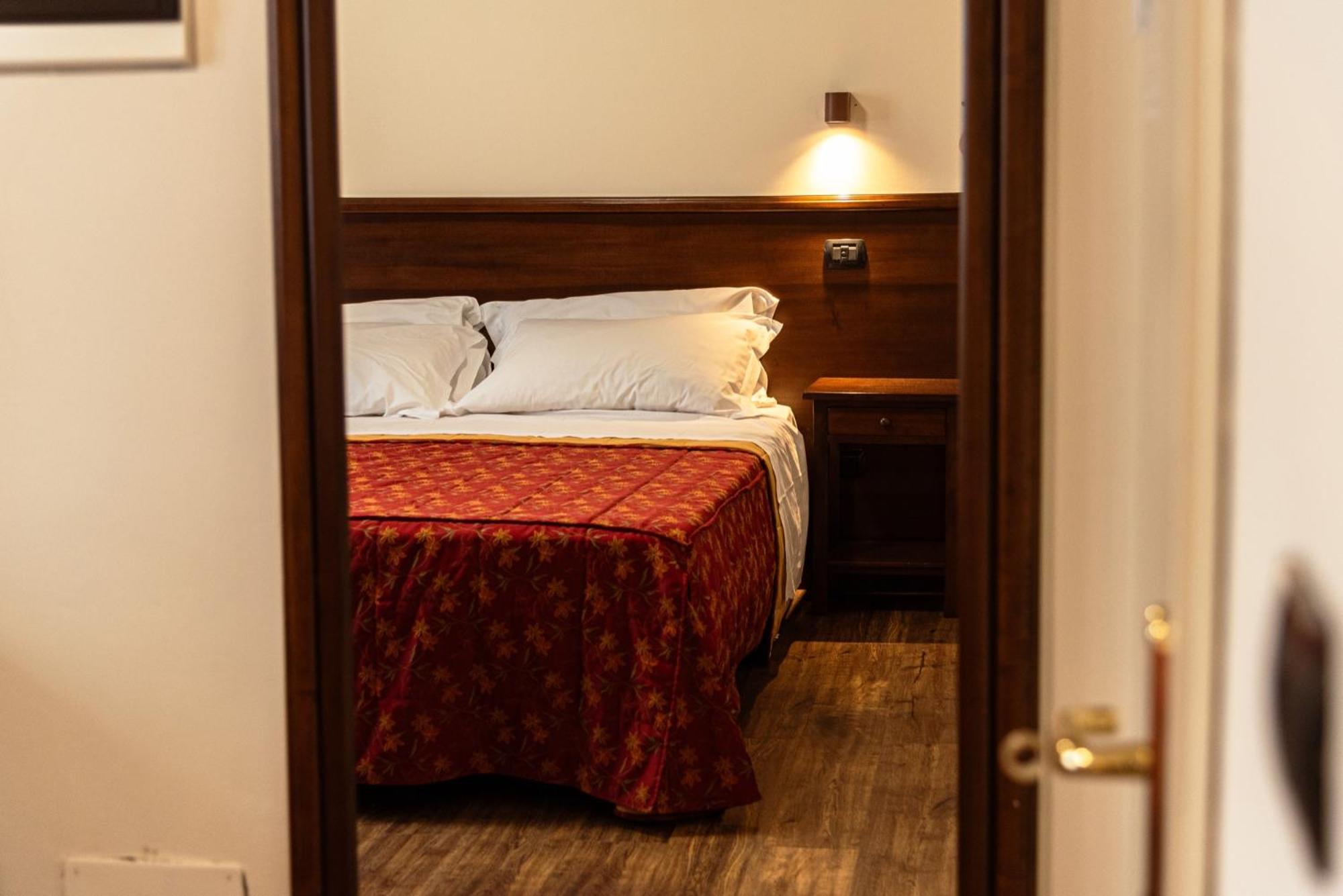 Double or Twin Room - Photo 8