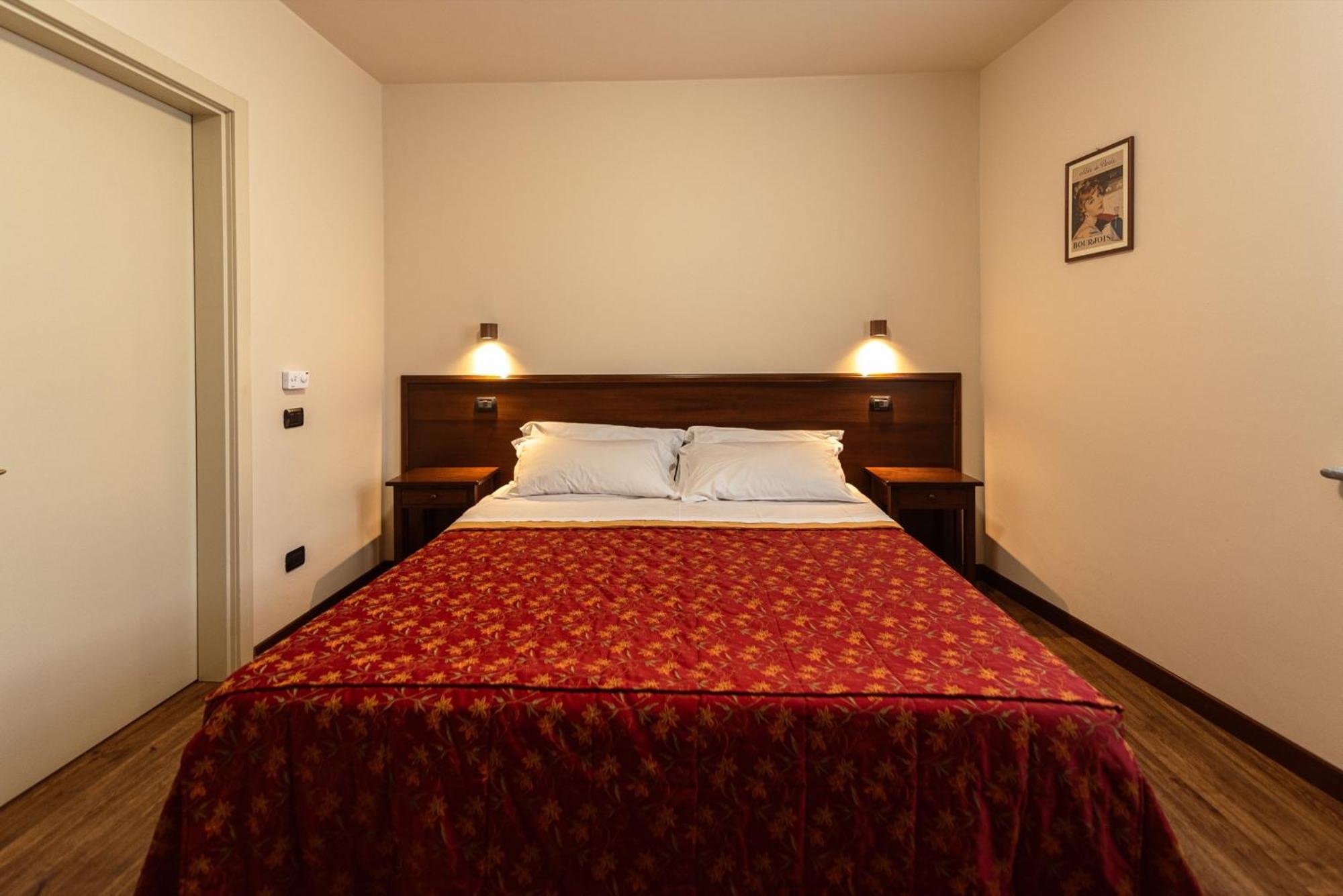 Double or Twin Room - Photo 7