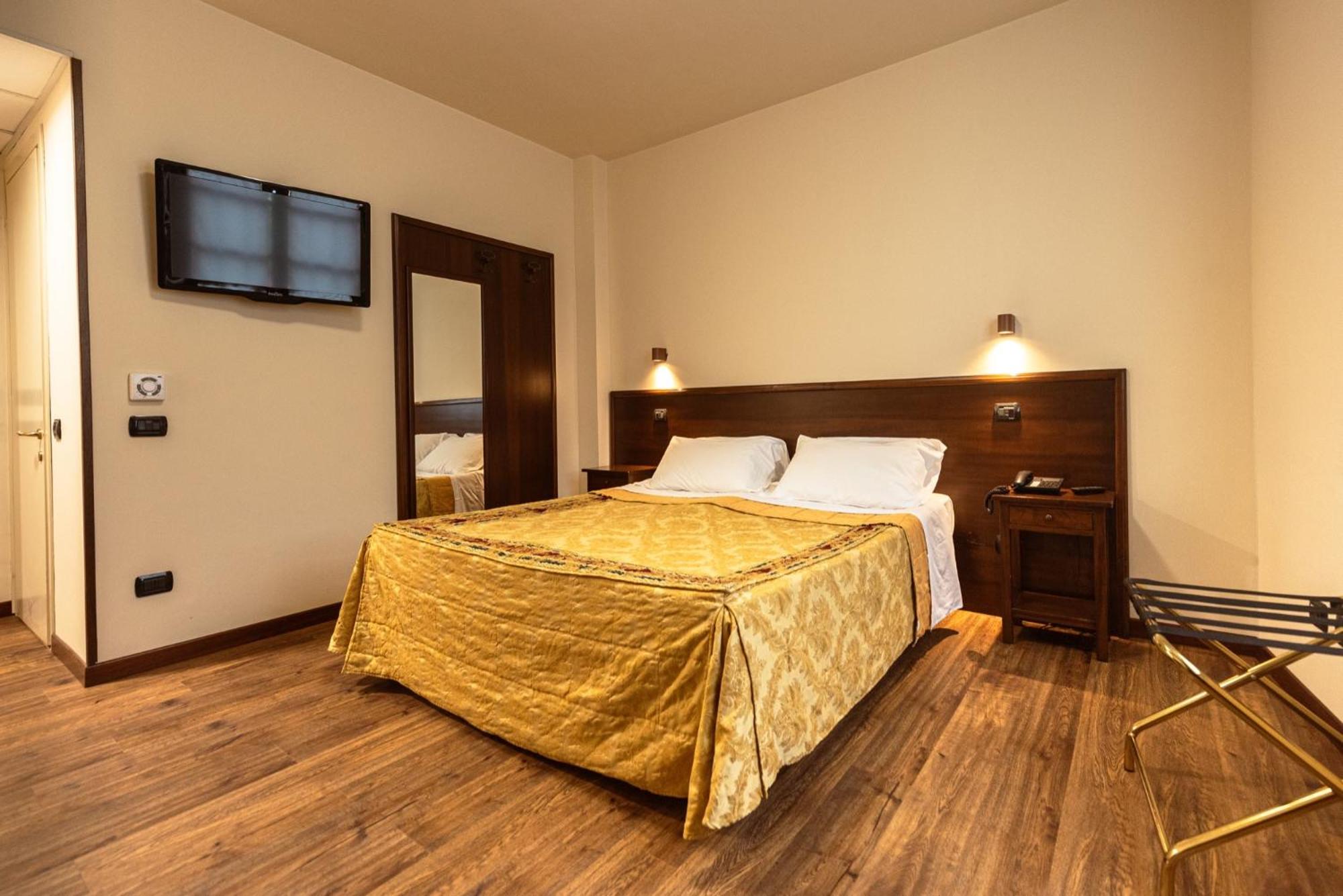 Double or Twin Room - Photo 14