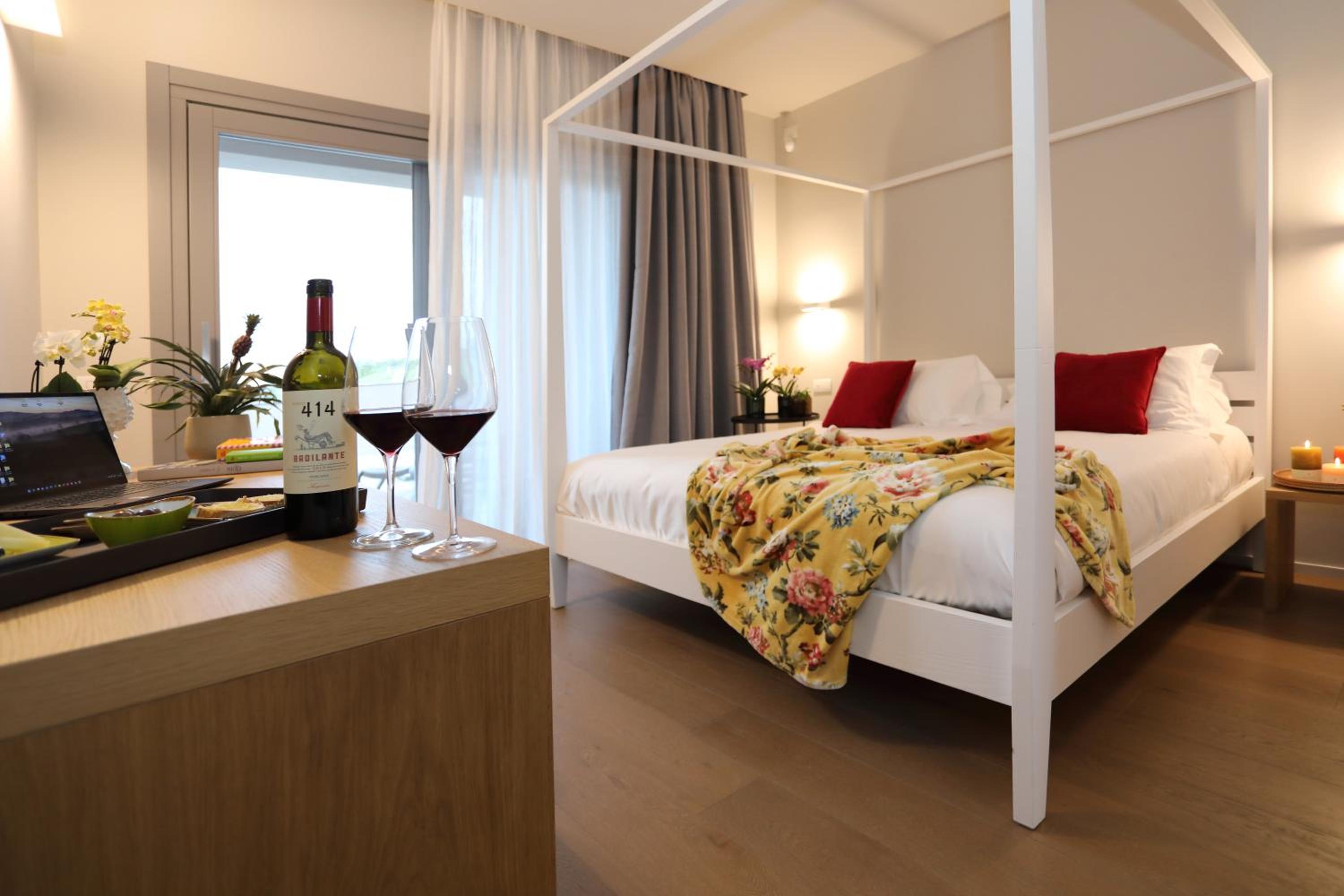 Suite - Photo 1