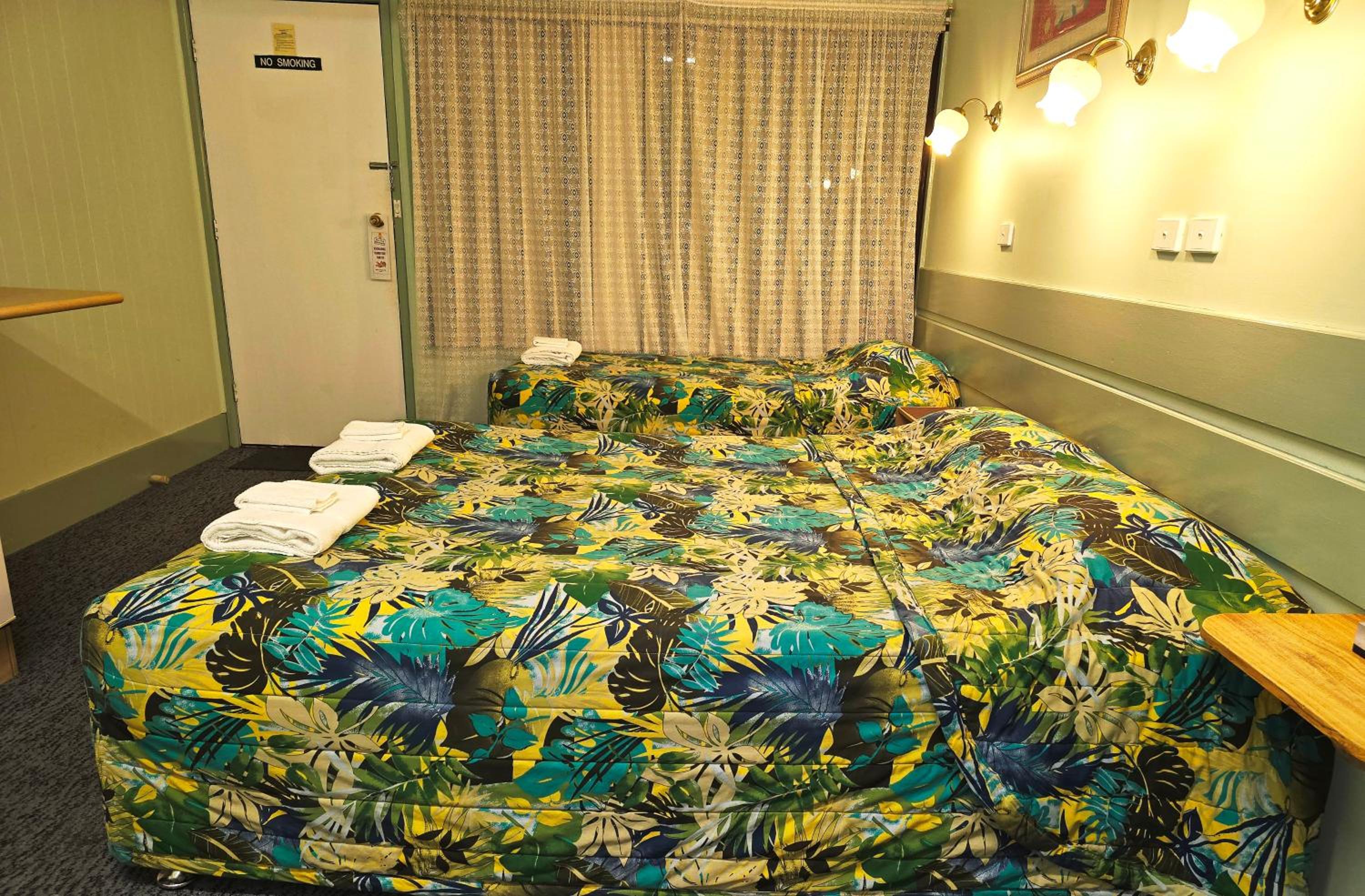 Queen/Twin Share Room photo 1