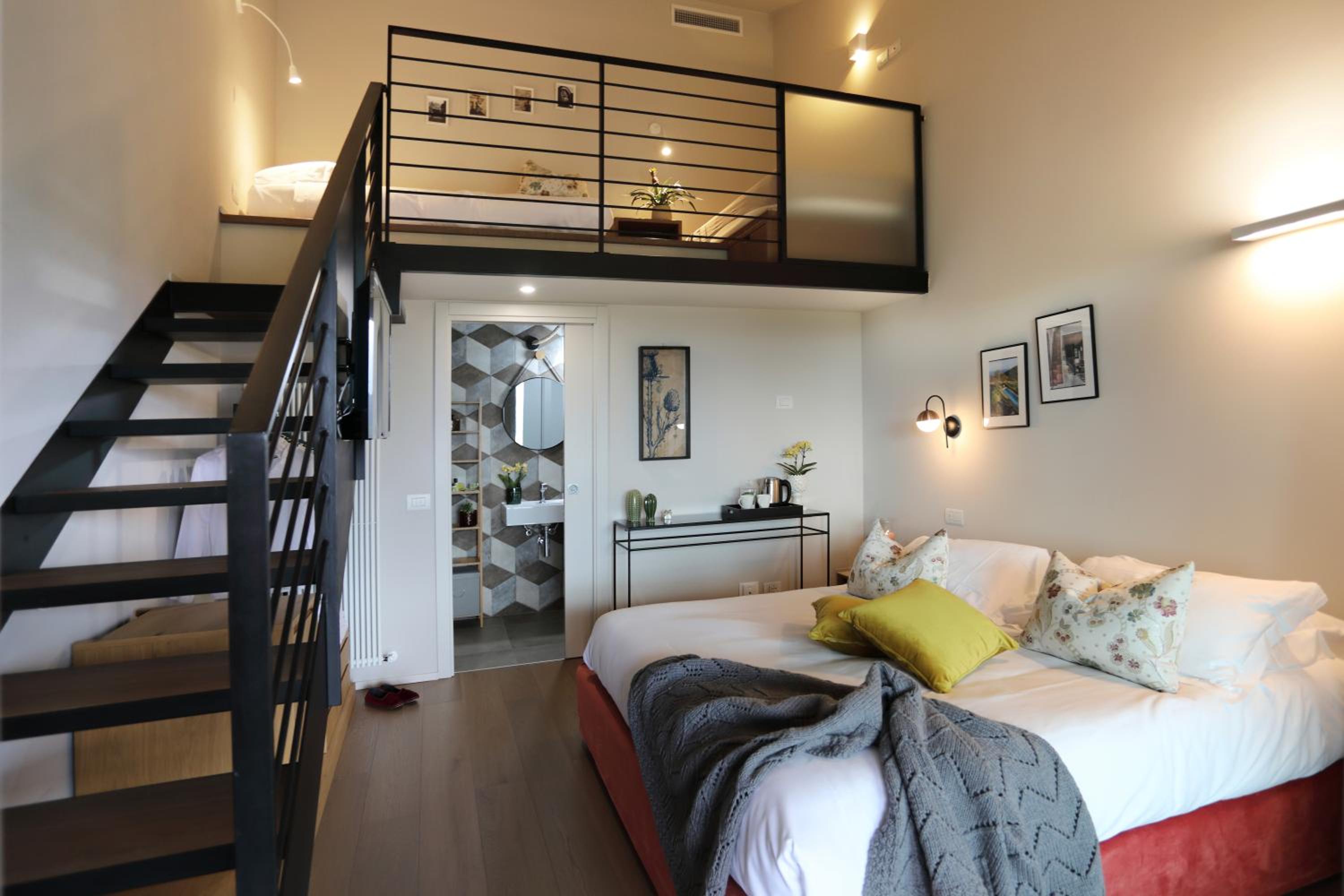 Deluxe Double Room - Photo 12
