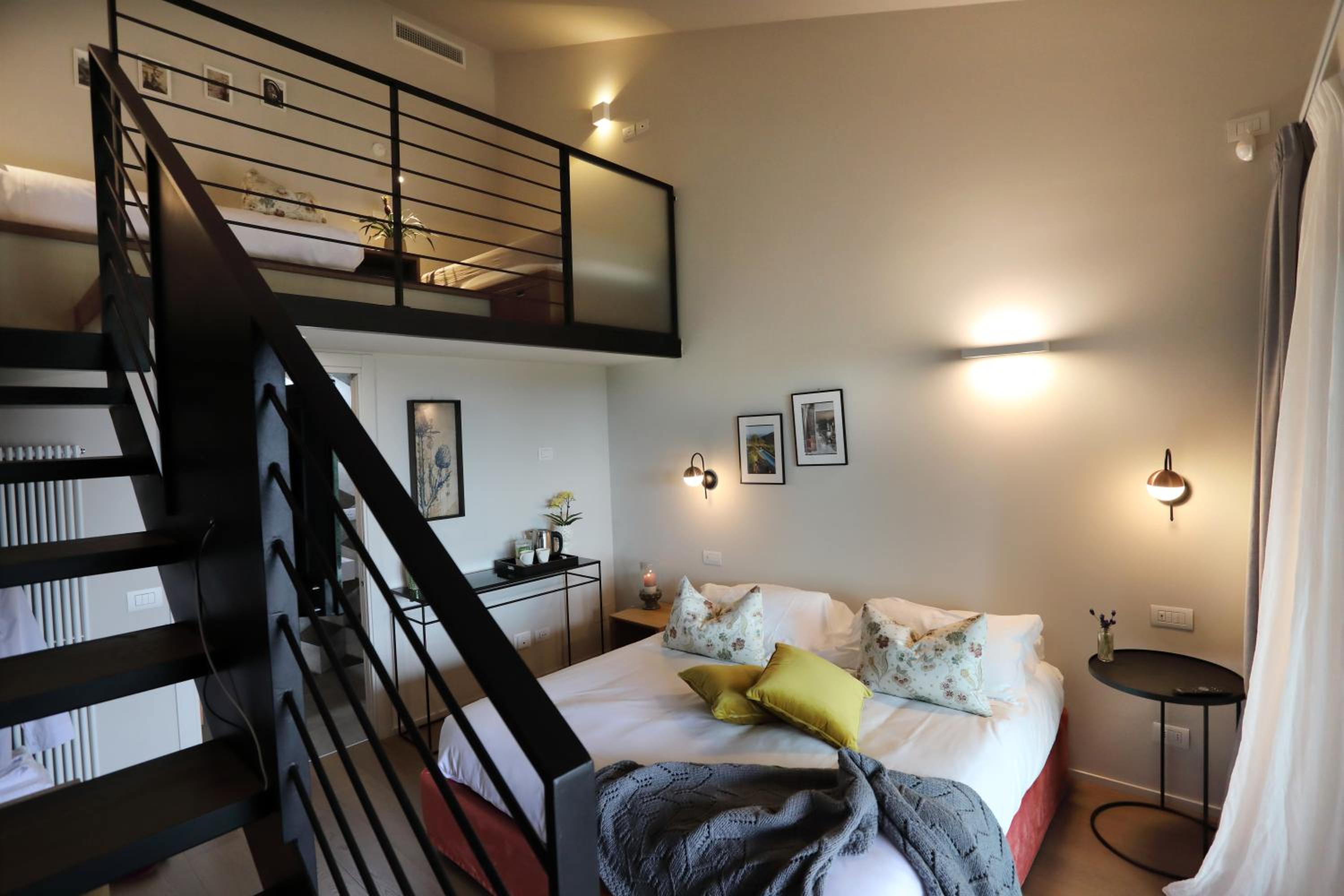 Deluxe Double Room - Photo 11