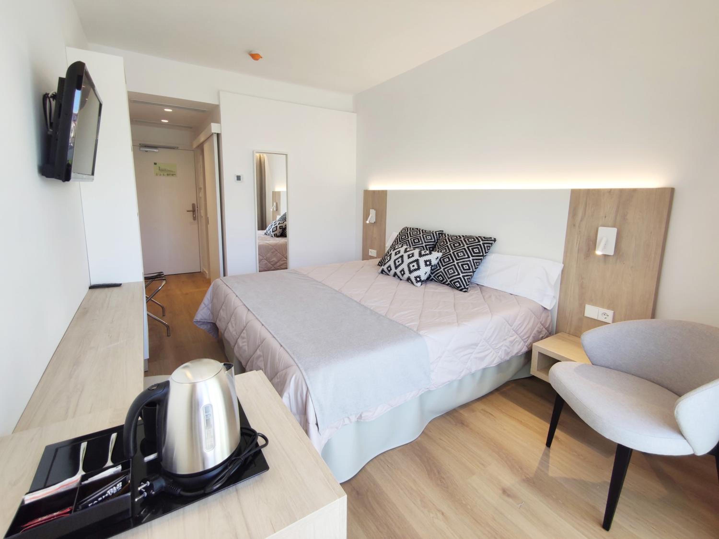 Double or Twin Room with Balcony thumbnail 5