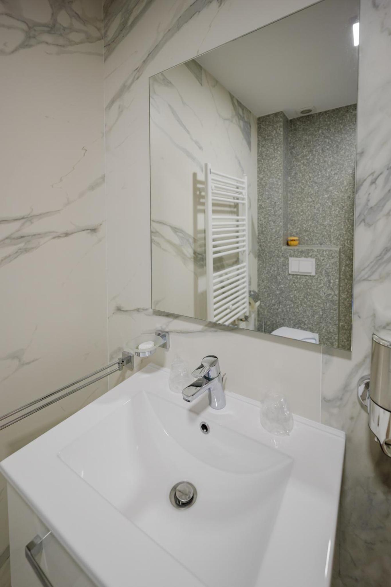 King Room with Balcony - Photo 55