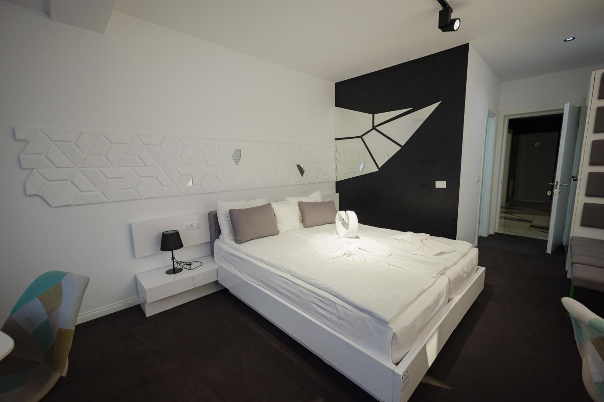 King Room with Balcony - Photo 6
