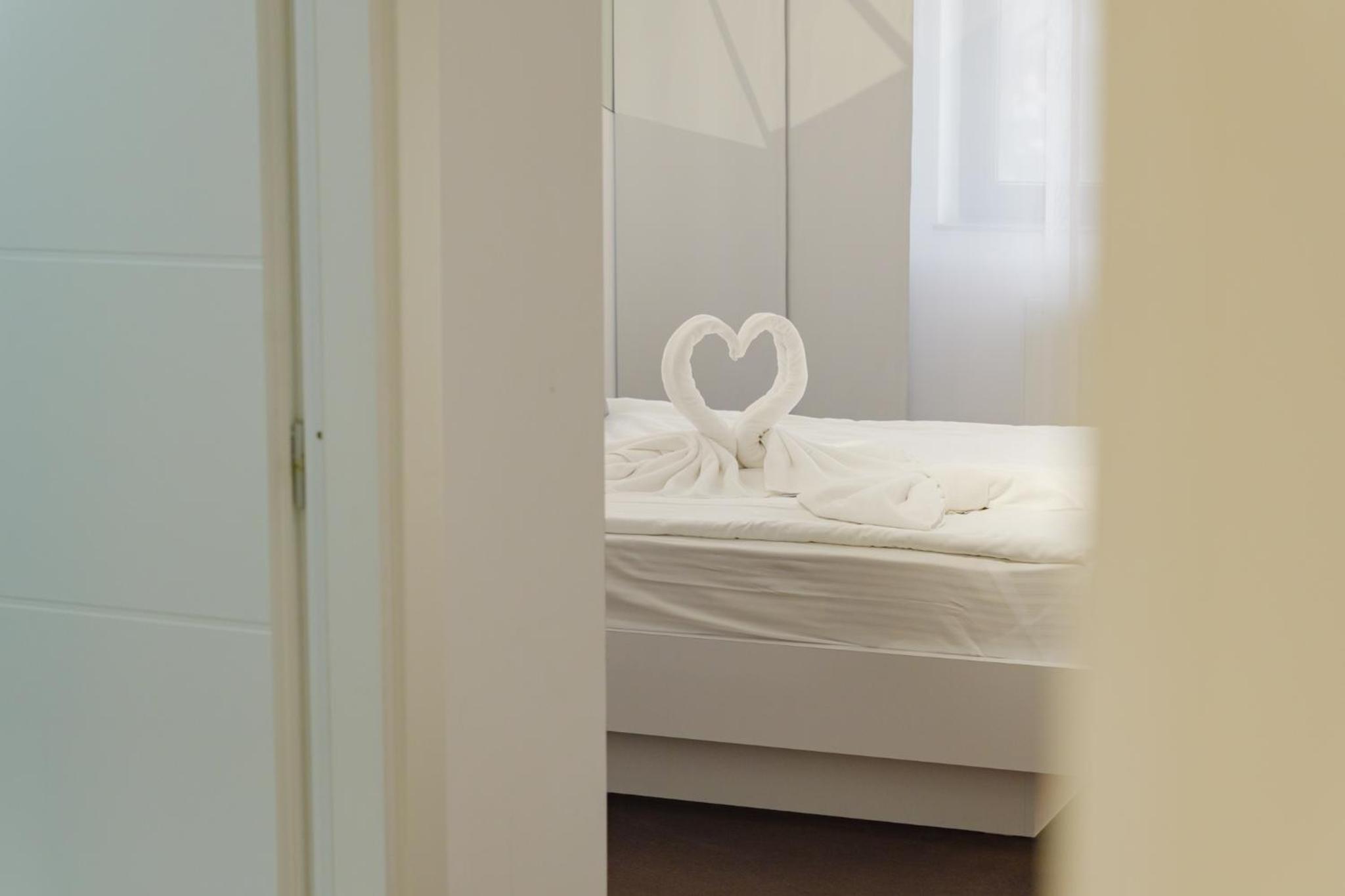 King Room with Balcony - Photo 7