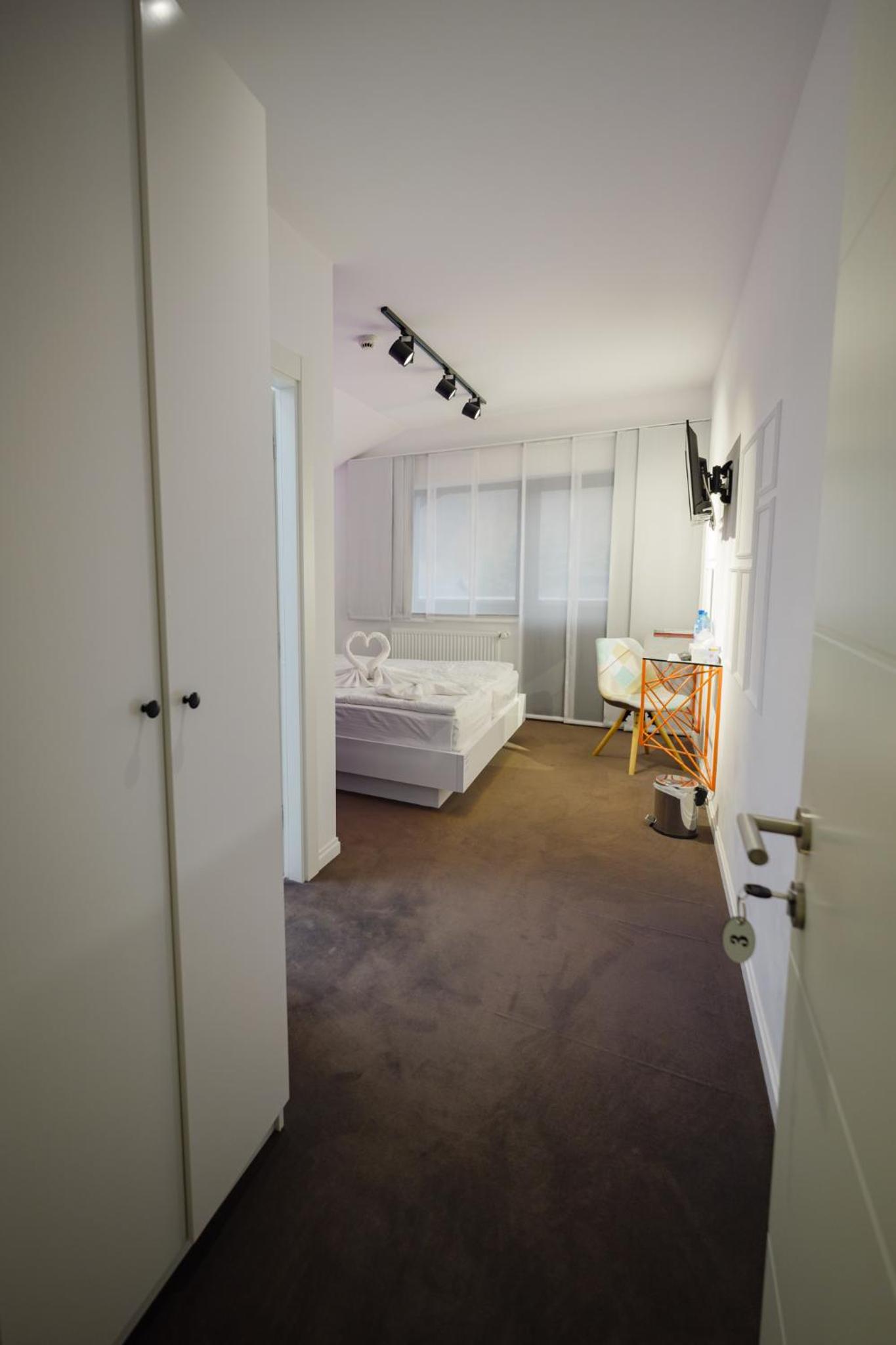 King Room with Balcony - Photo 4