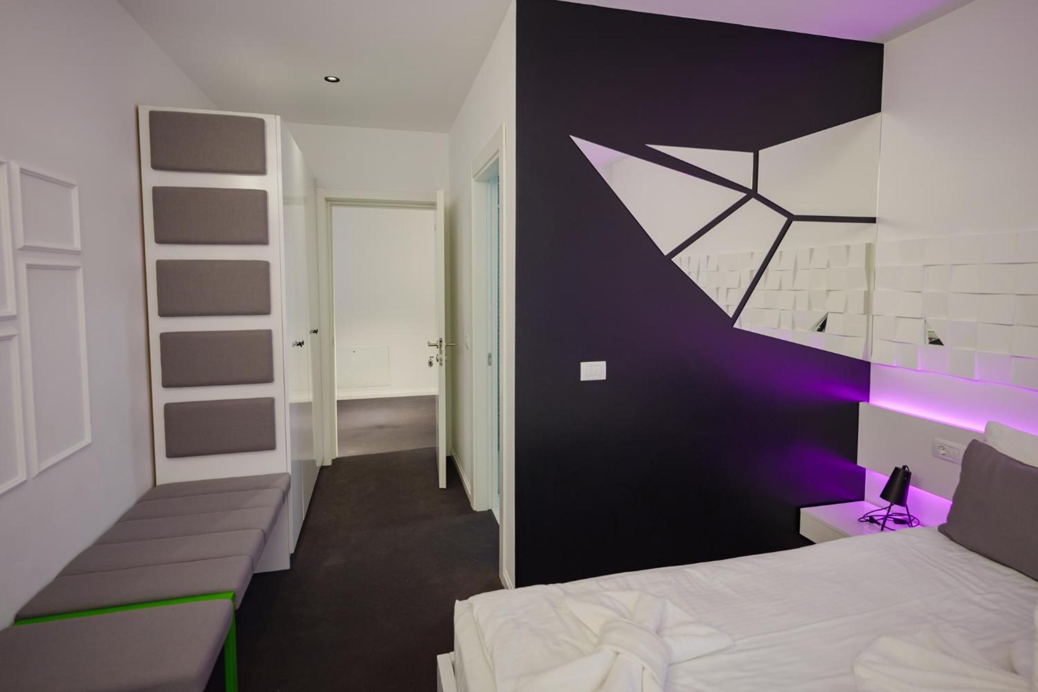 King Room with Balcony - Photo 9