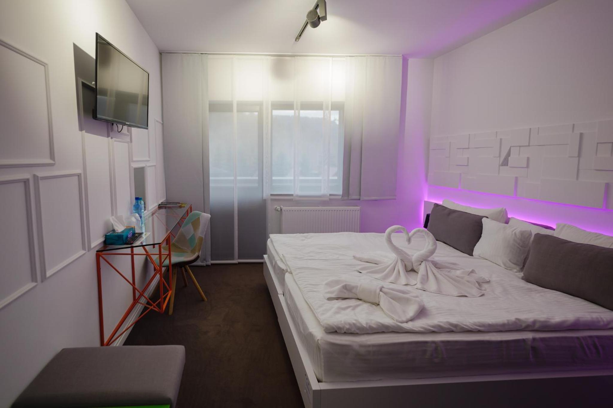 King Room with Balcony - Photo 8