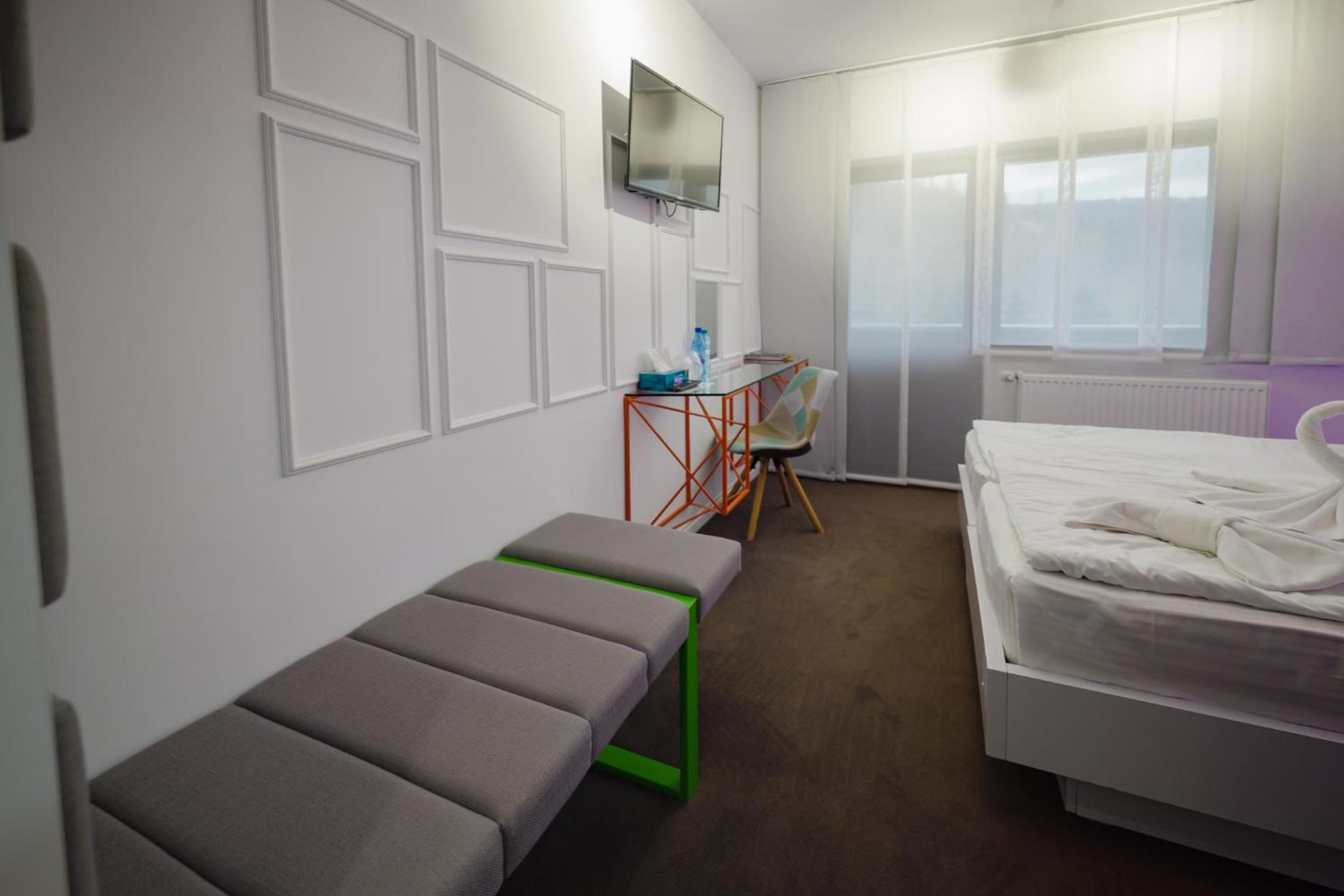King Room with Balcony - Photo 19