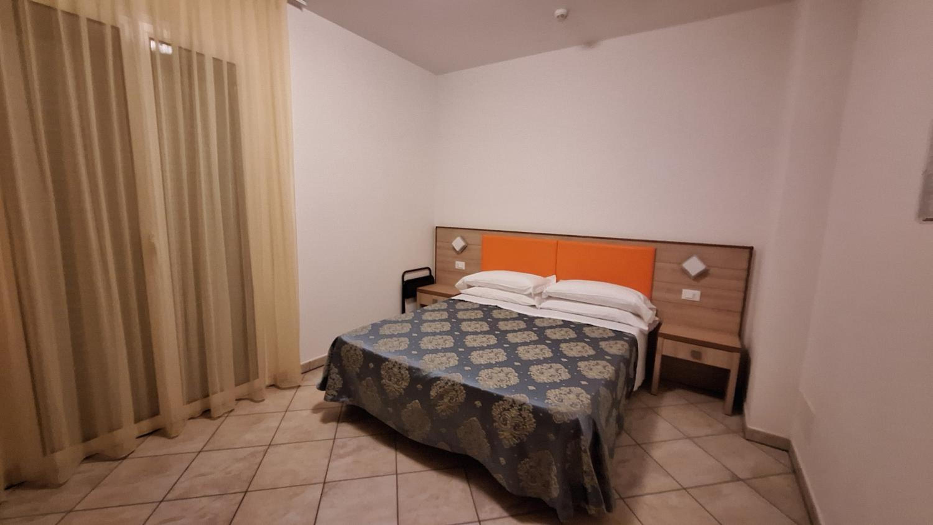 Standard Double Room - Photo 10