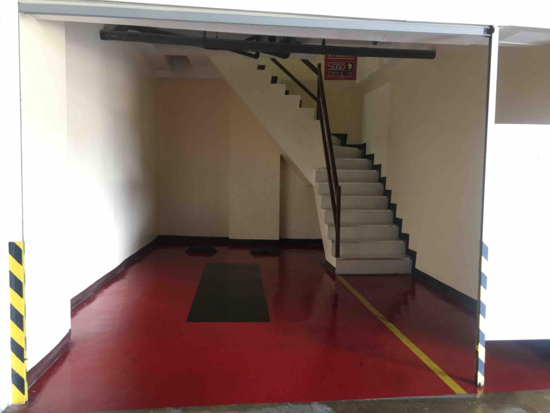 Regular Garage Room - Photo 5
