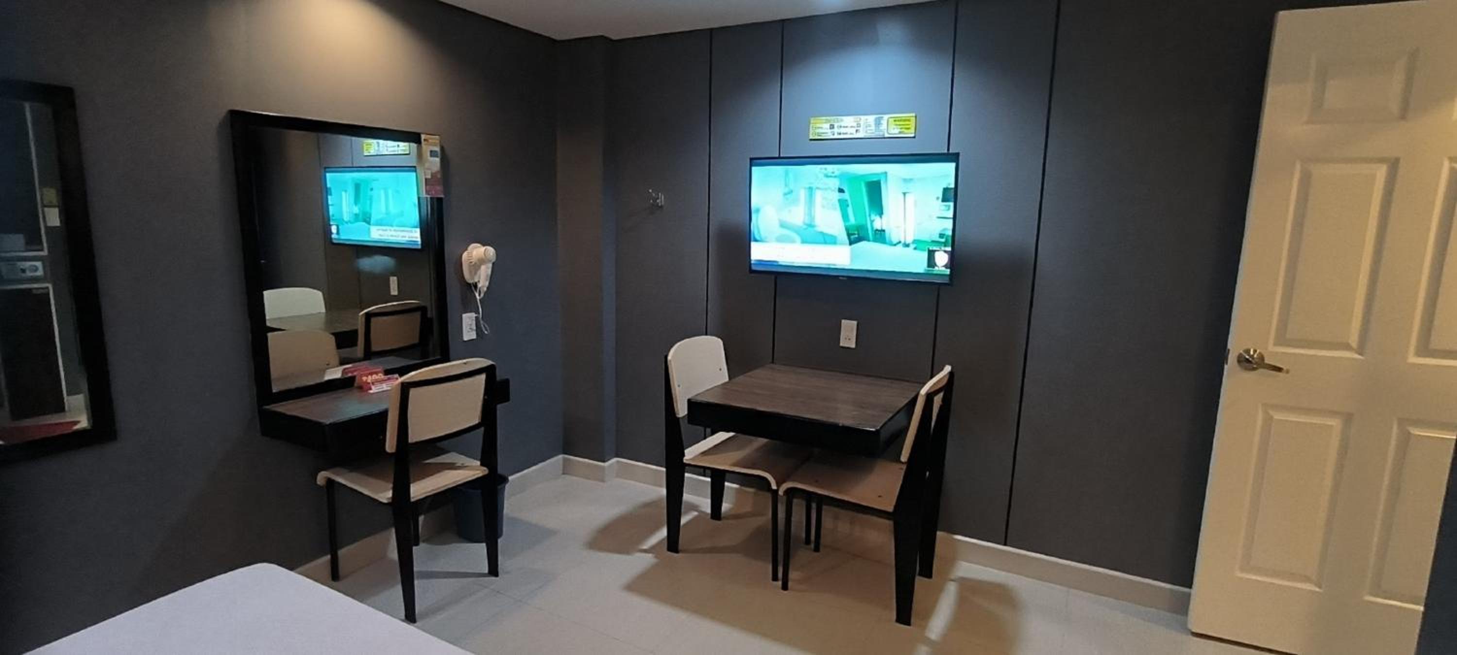 Regular Garage Room - Photo 2