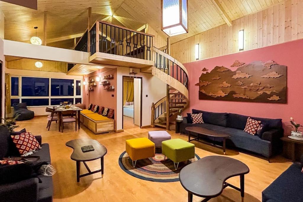 Apartment with Mountain View
