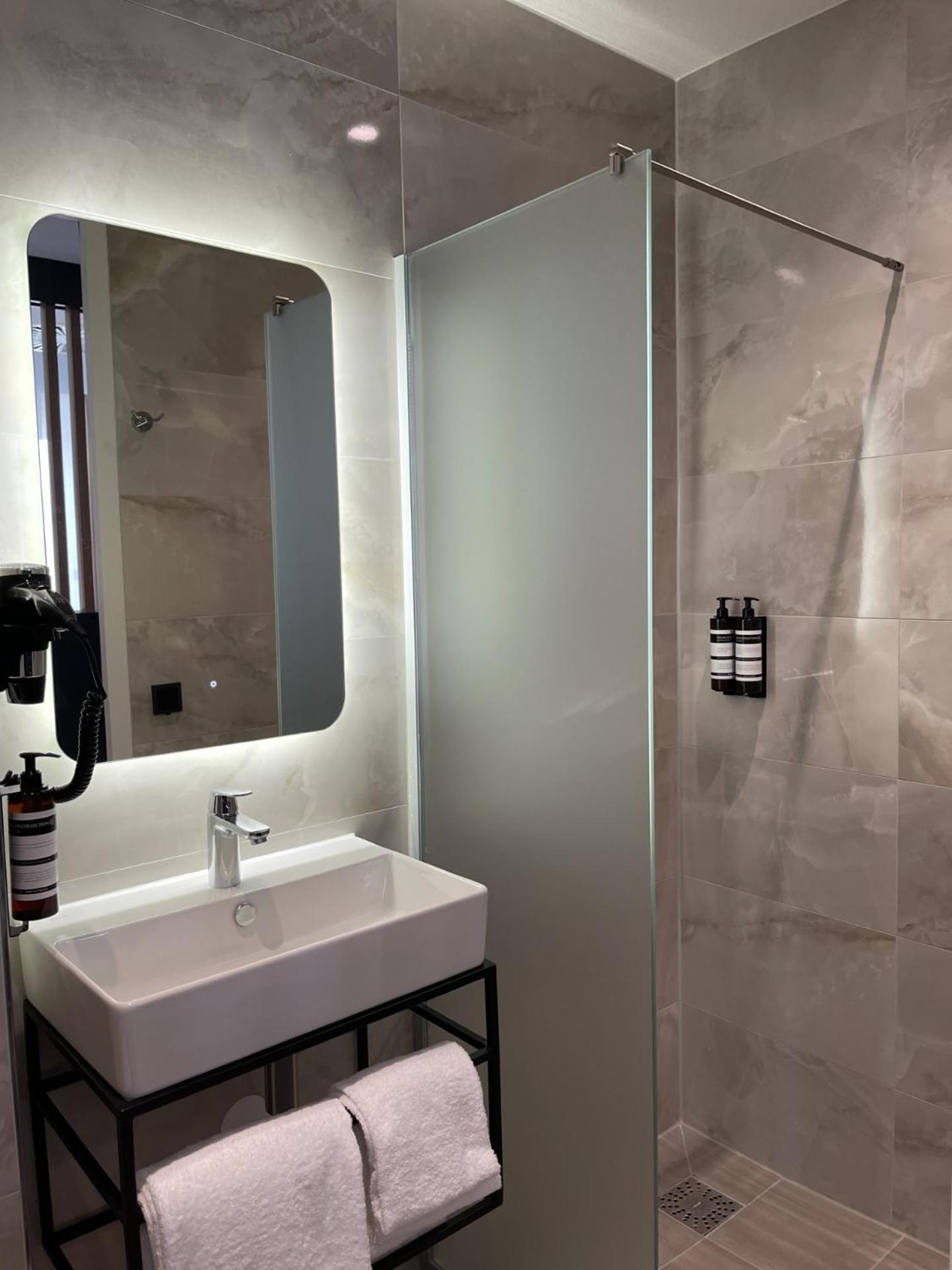 Executive Suite - Photo 3