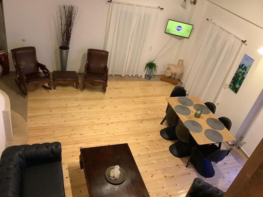Three-Bedroom House photo 2