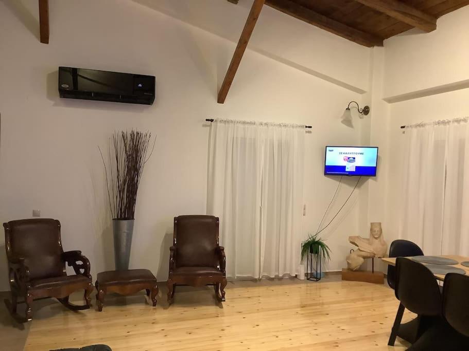 Three-Bedroom House photo 3