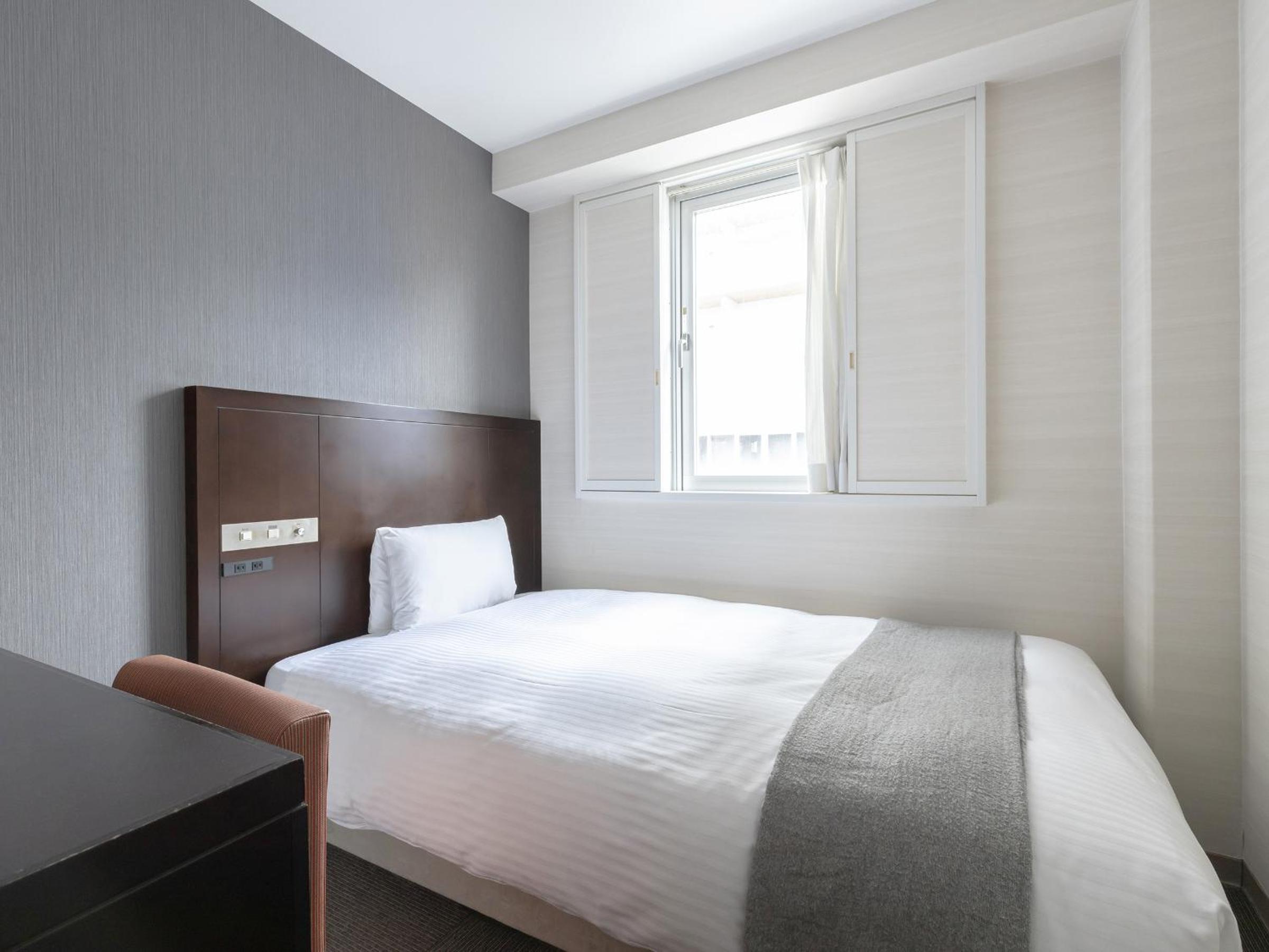 Double Room with Small Double Bed - Smoking photo 2