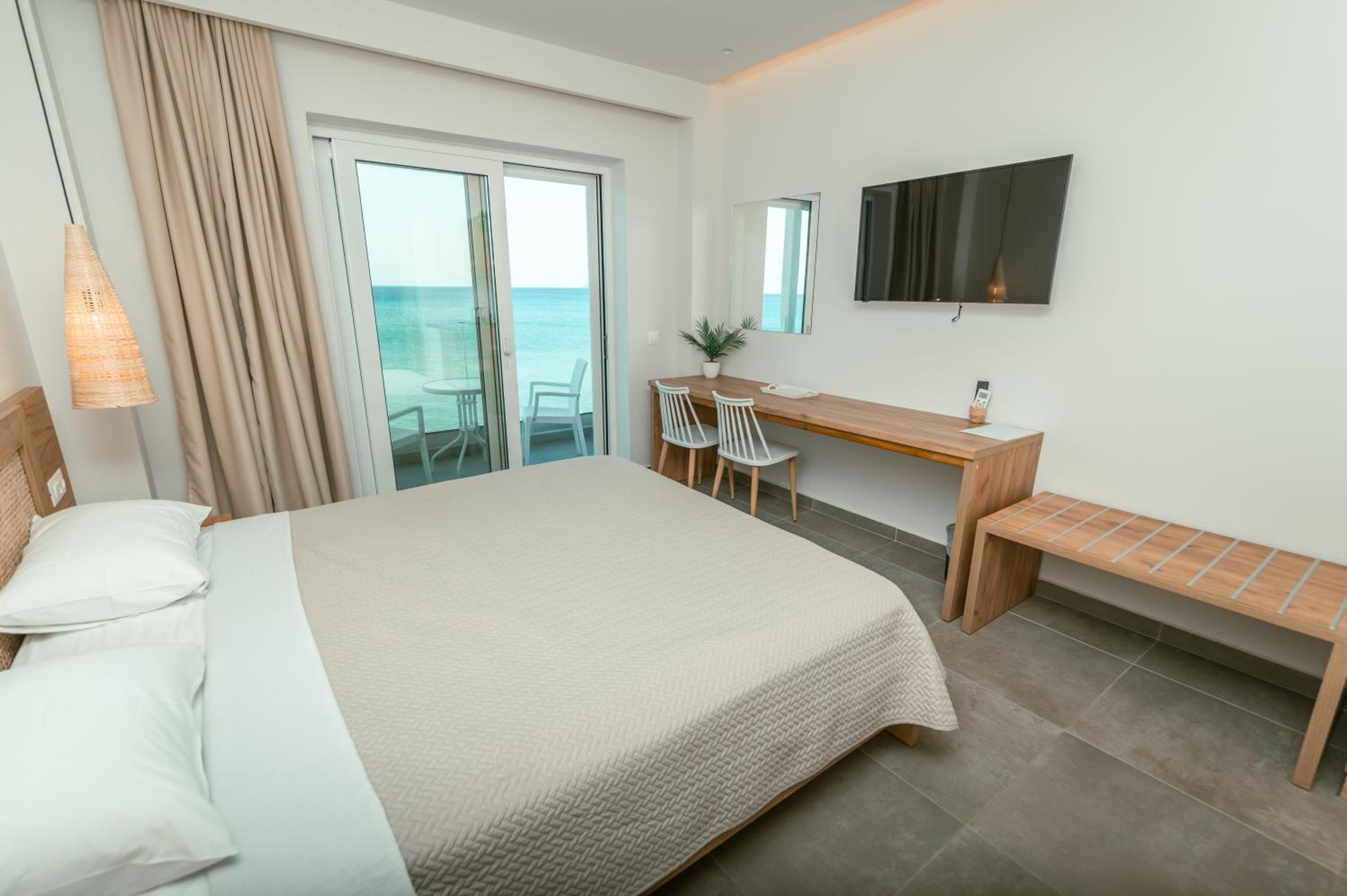 Deluxe Triple Room with Sea View photo 3