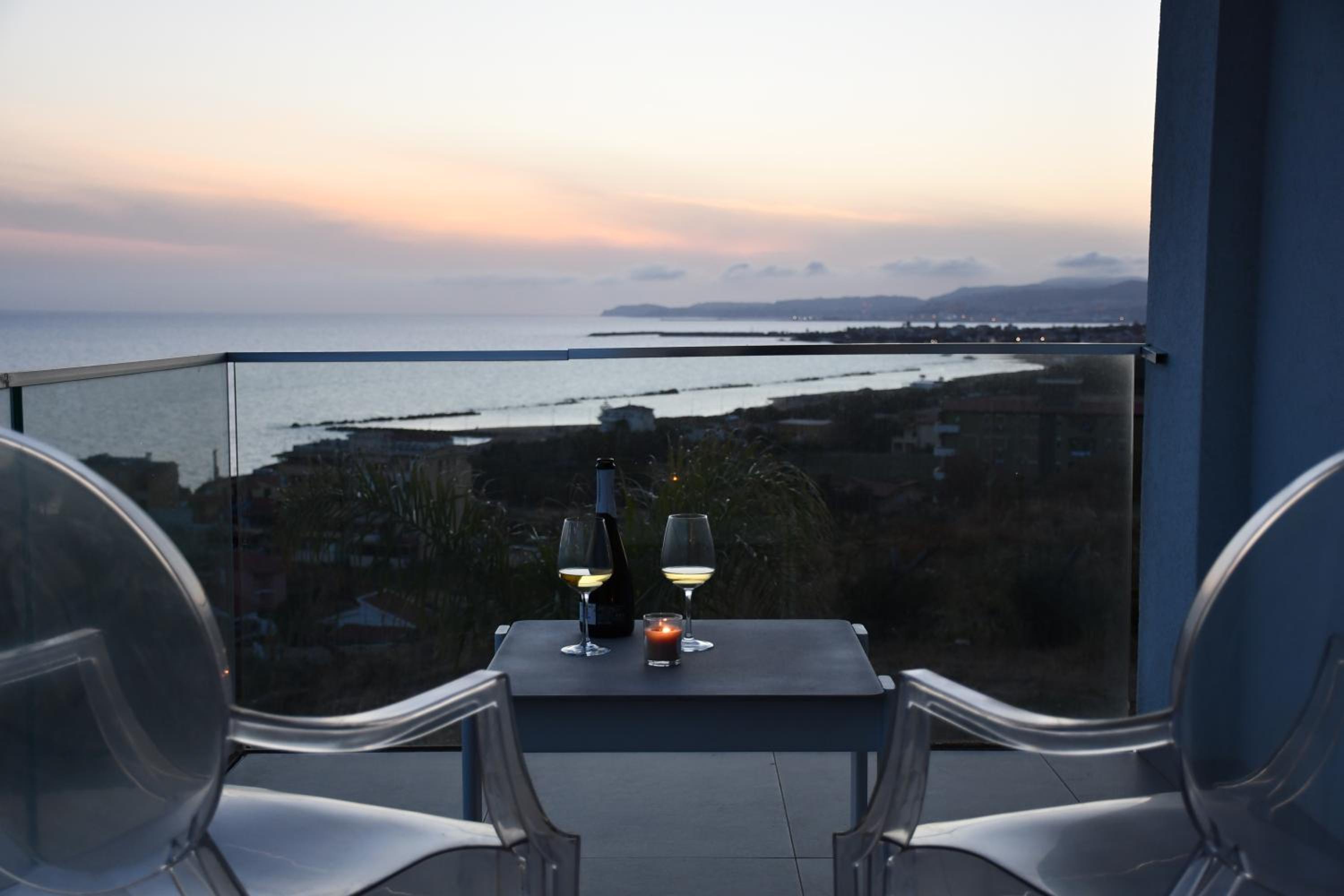 Deluxe Double Room with Balcony and Sea View - Photo 17