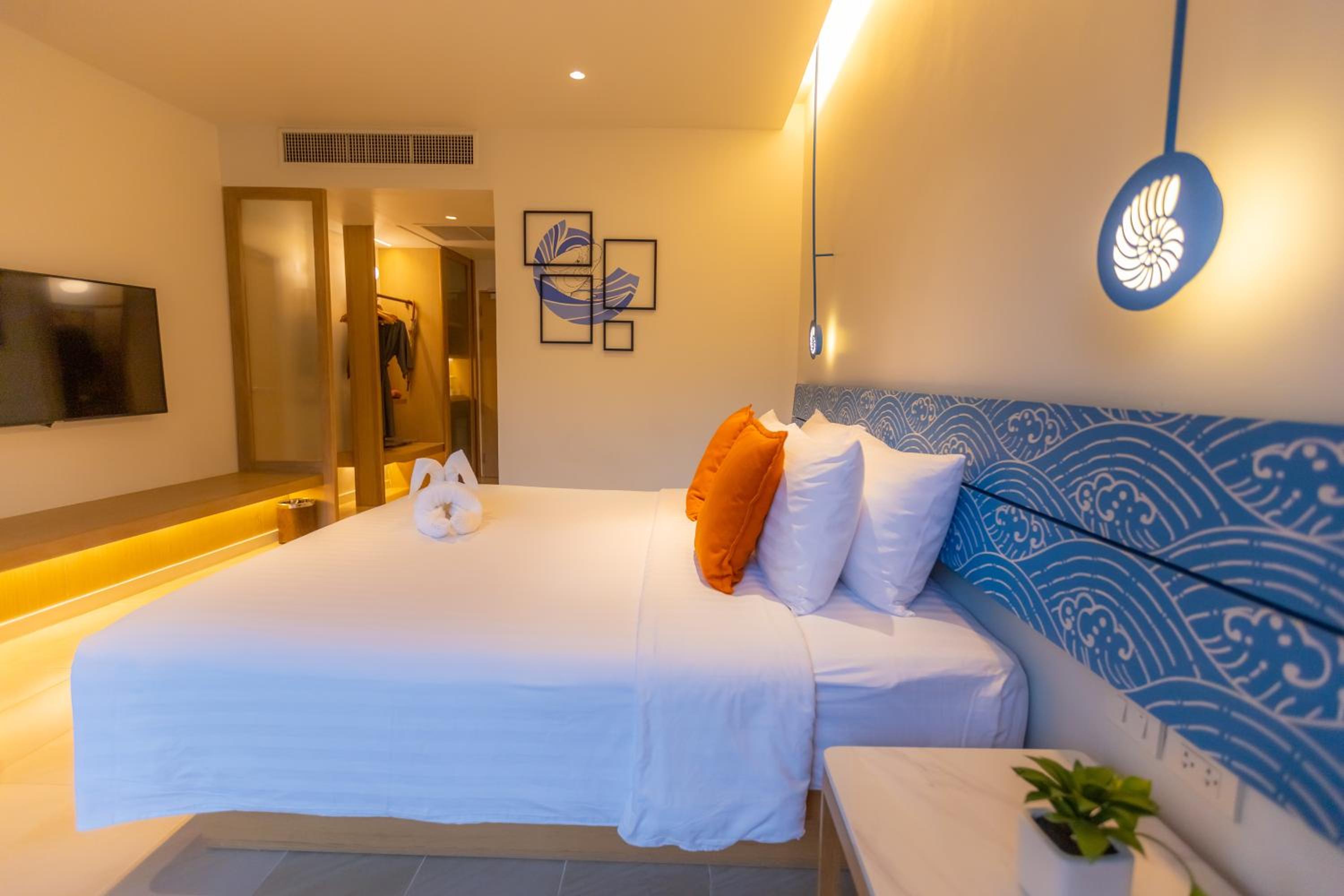 Premier King Room with Pool View - Photo 4