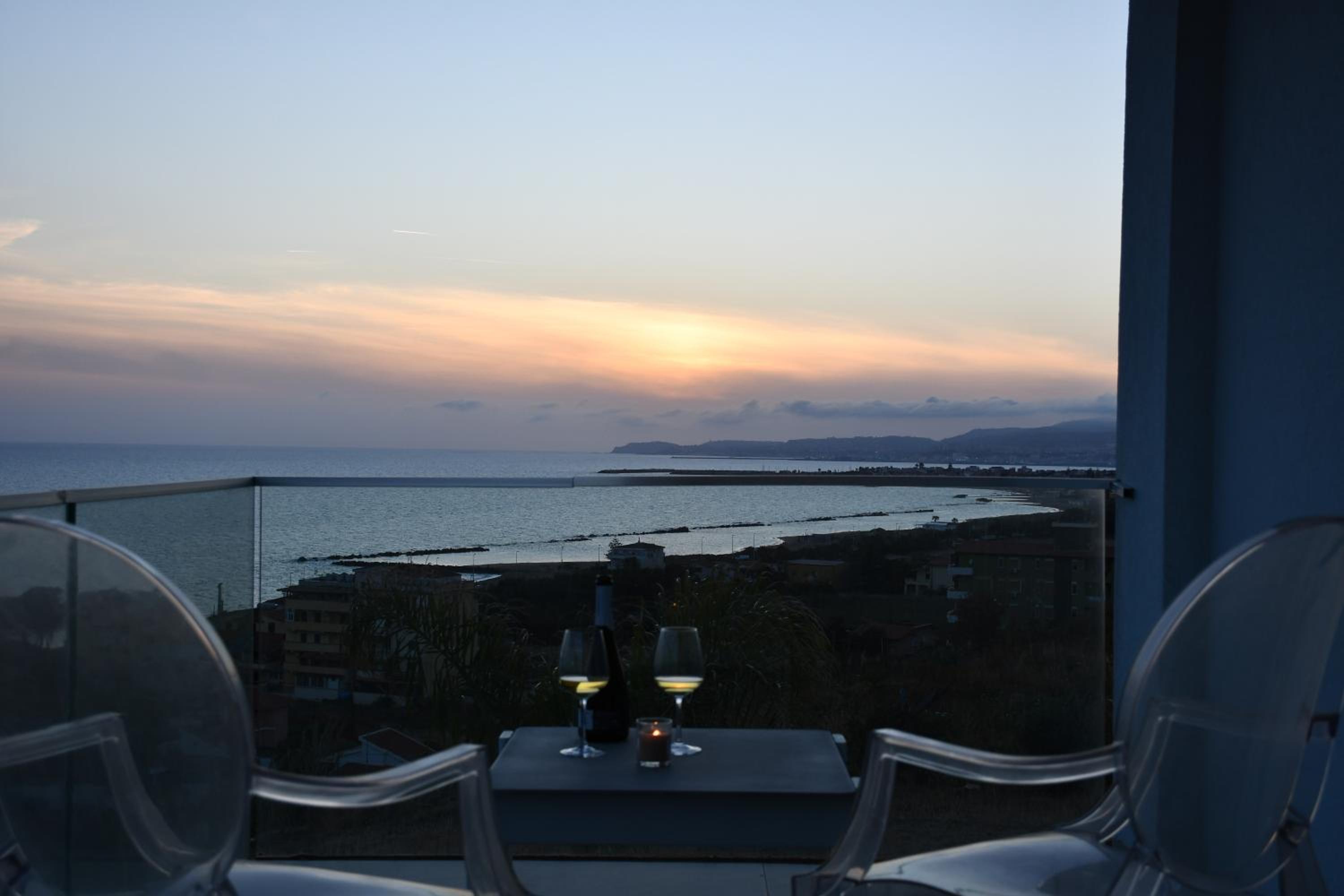 Deluxe Double Room with Balcony and Sea View - Photo 27