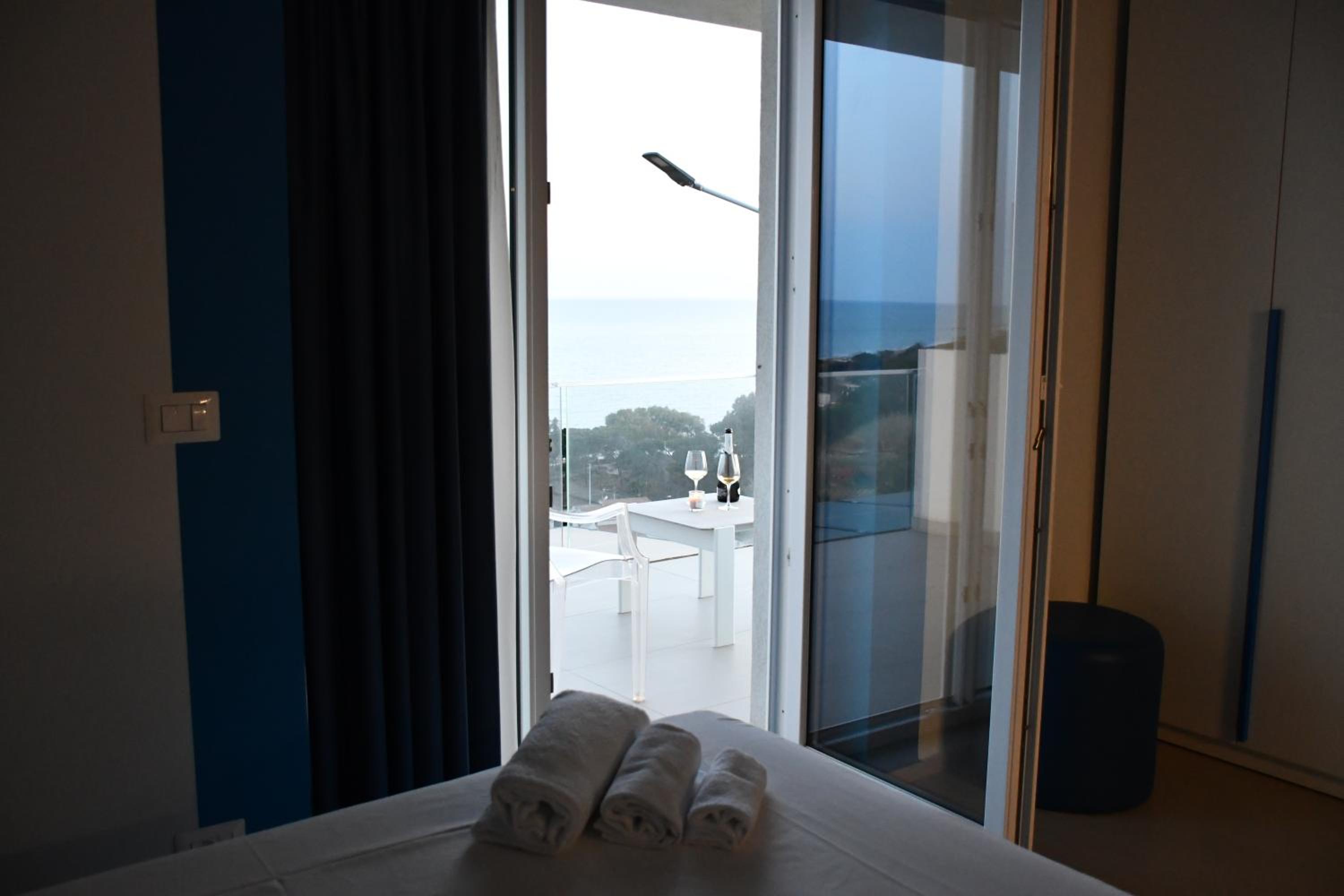 Deluxe Double Room with Balcony and Sea View - Photo 32