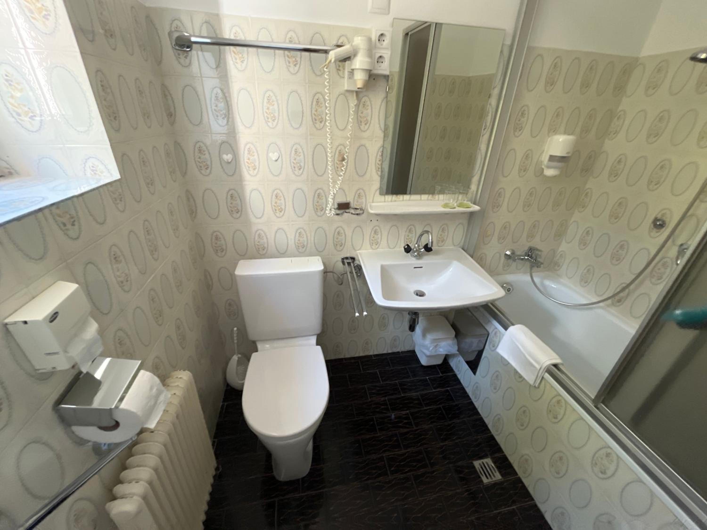 Family Room with Private Bathroom photo 3