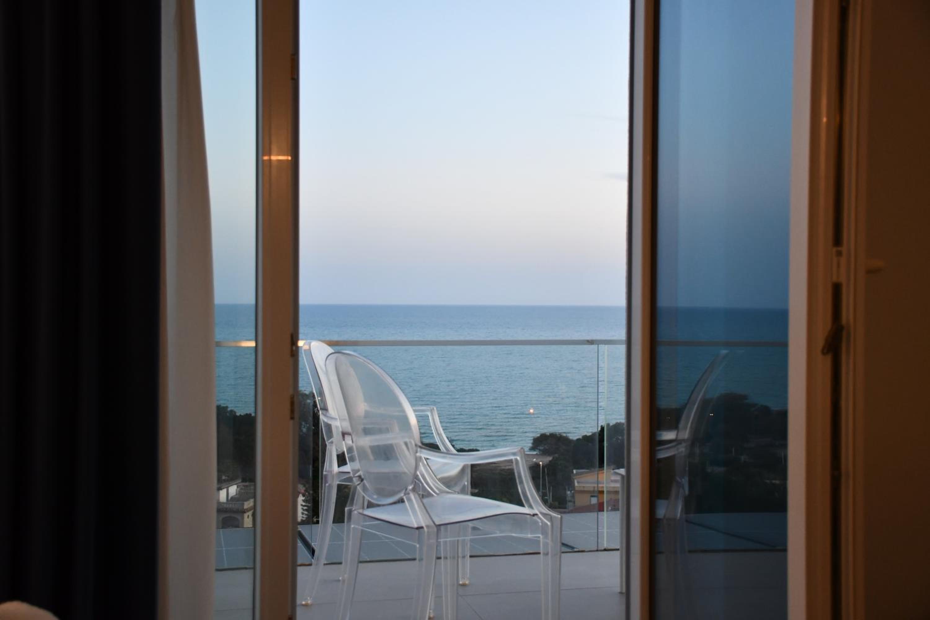 Deluxe Double Room with Balcony and Sea View - Photo 2