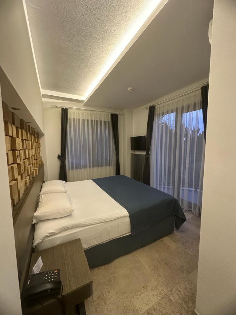 Family Room with Shared Bathroom photo 1