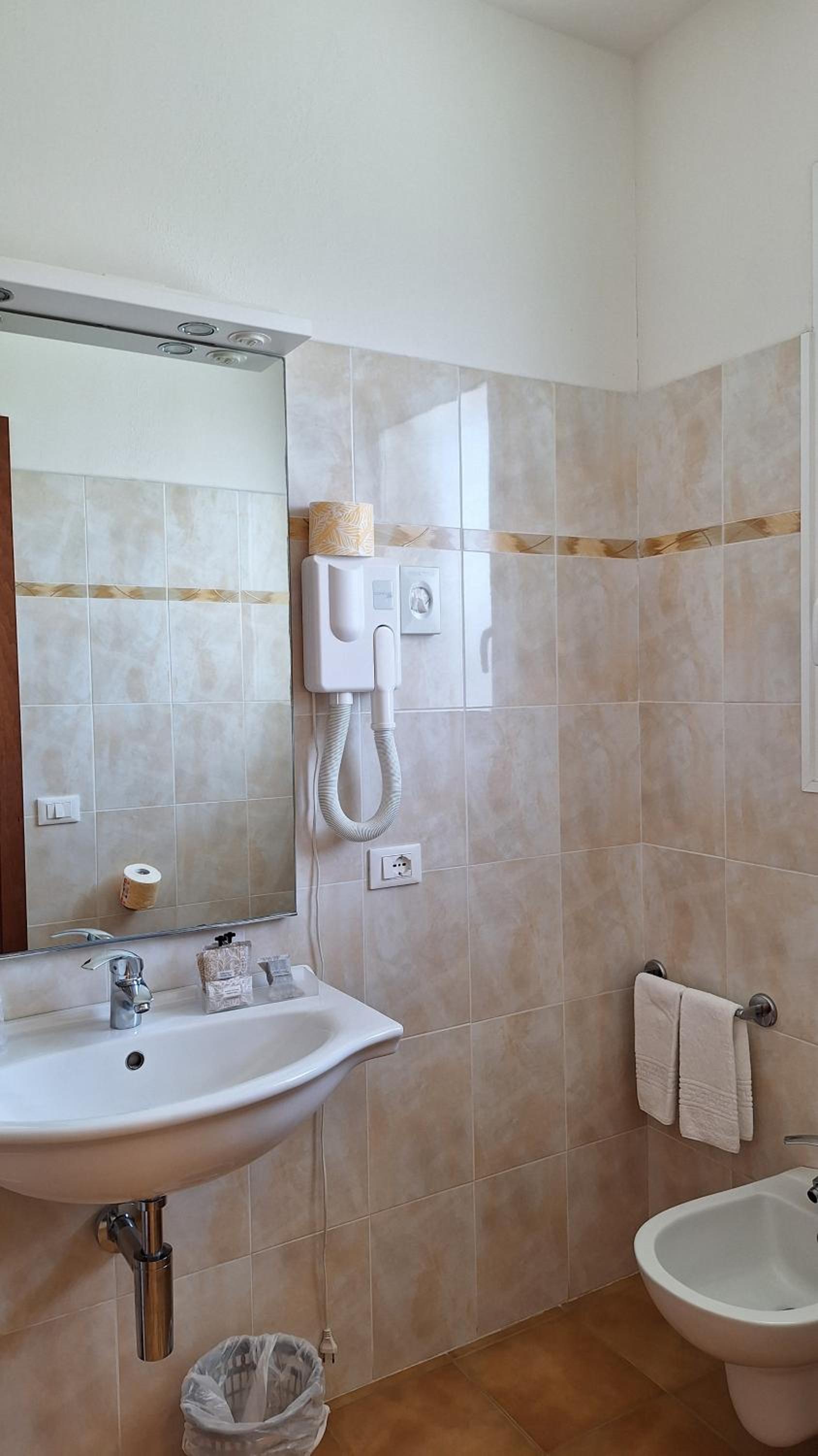 Standard Double Room - Photo 6