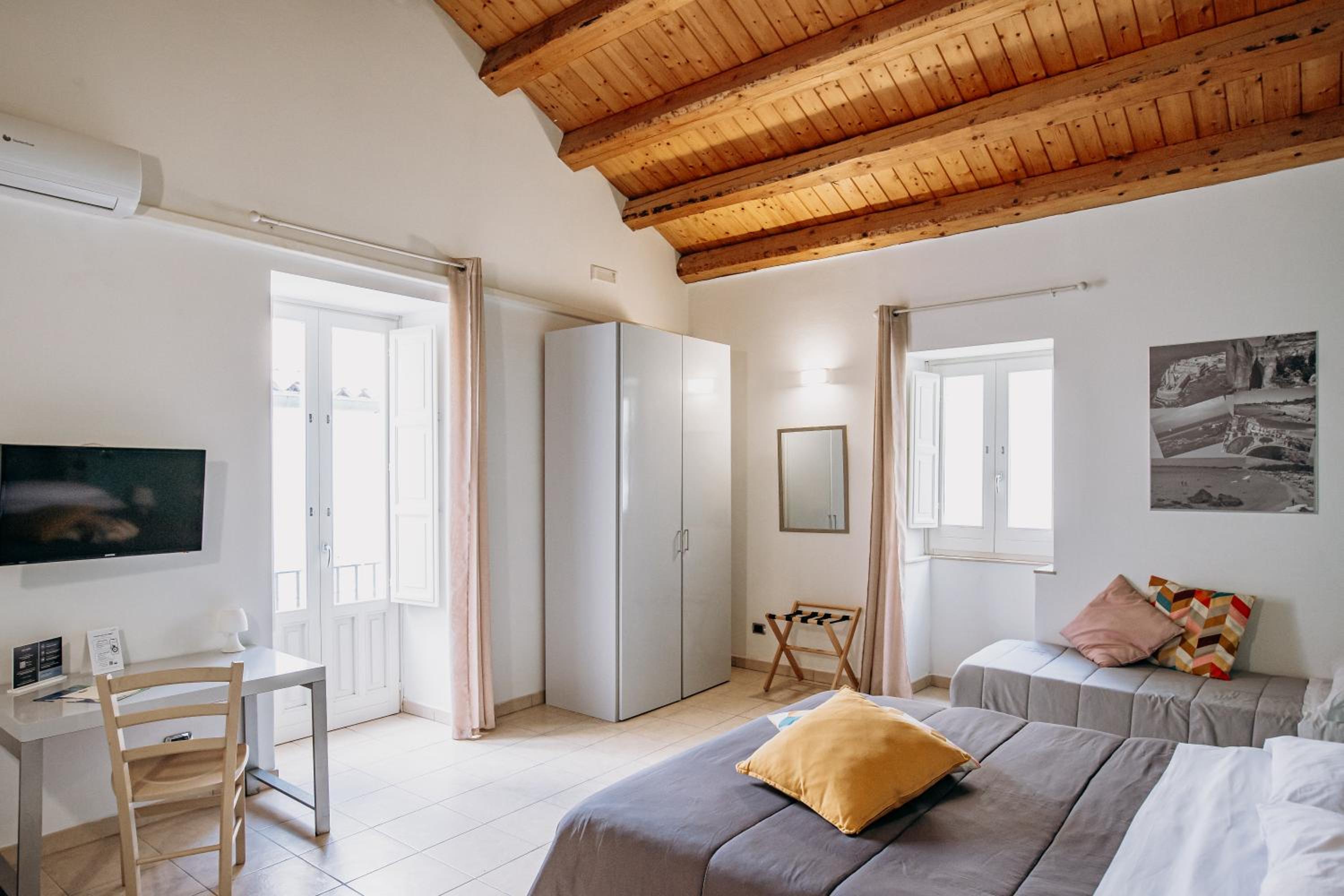 Double Room with Private External Bathroom - Photo 7