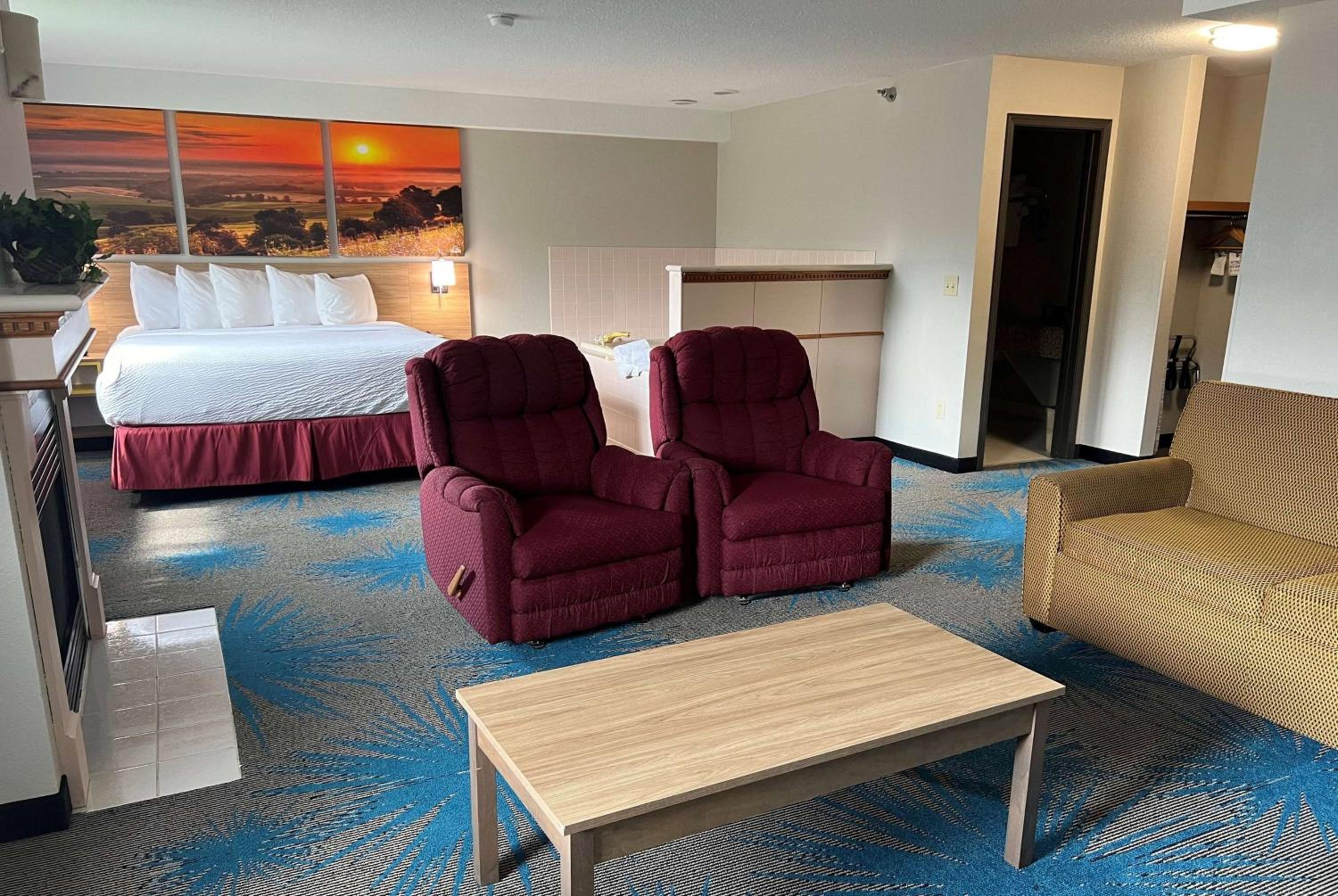King Suite with Hot Tub - Non-Smoking - Photo 1