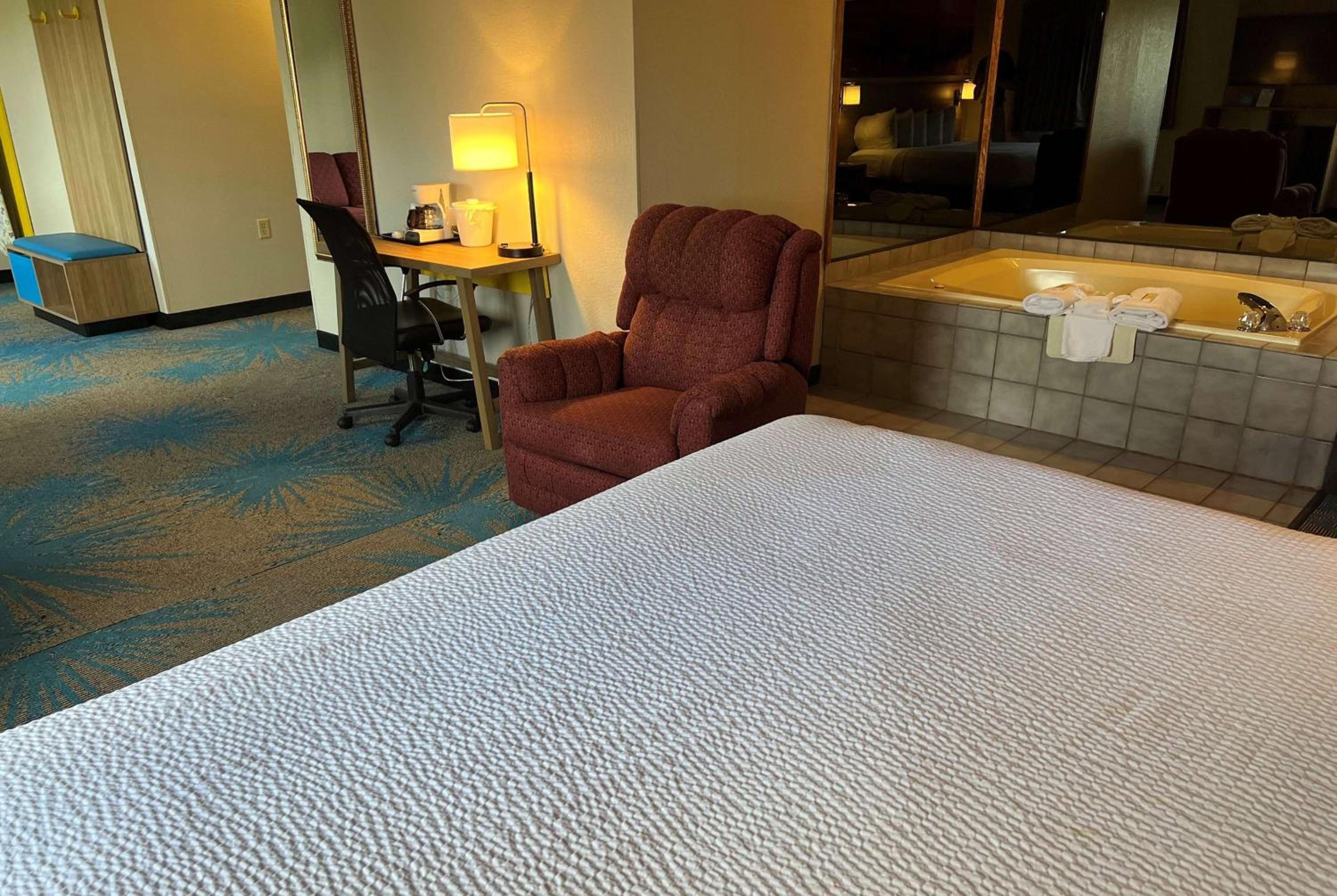 King Suite with Hot Tub - Non-Smoking - Photo 1