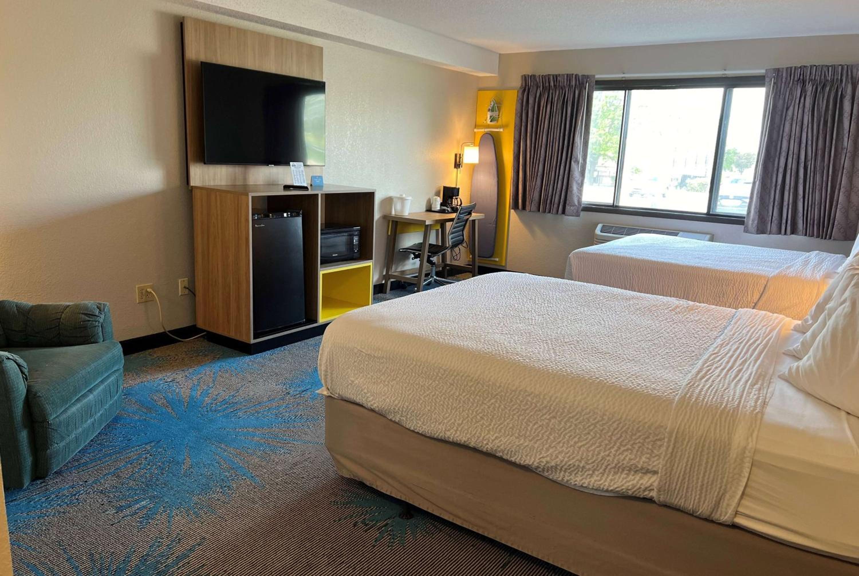 Queen Room with Two Queen Beds - Non-Smoking - Photo 1