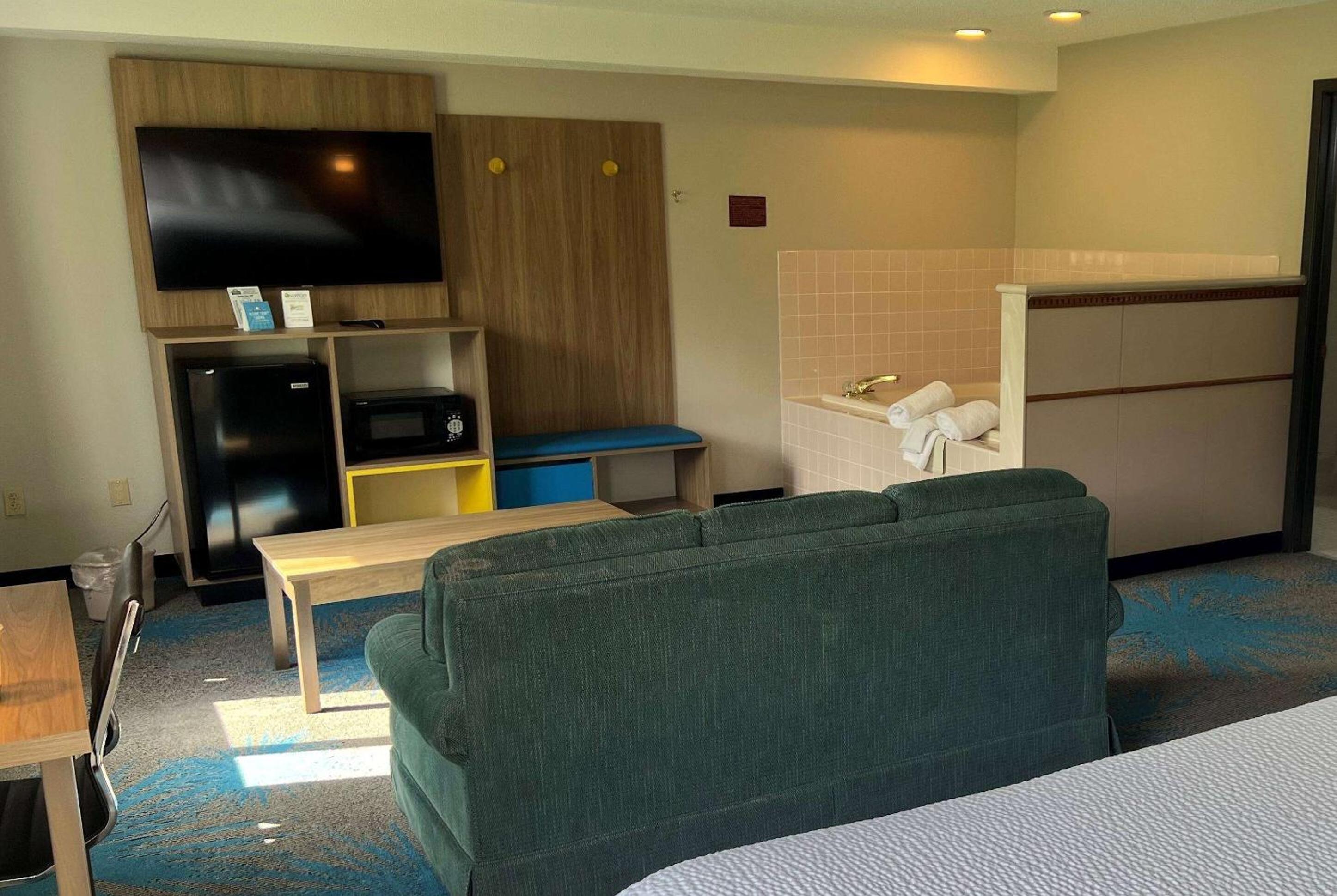 Queen Suite with Hot Tub - Non-Smoking - Photo 1