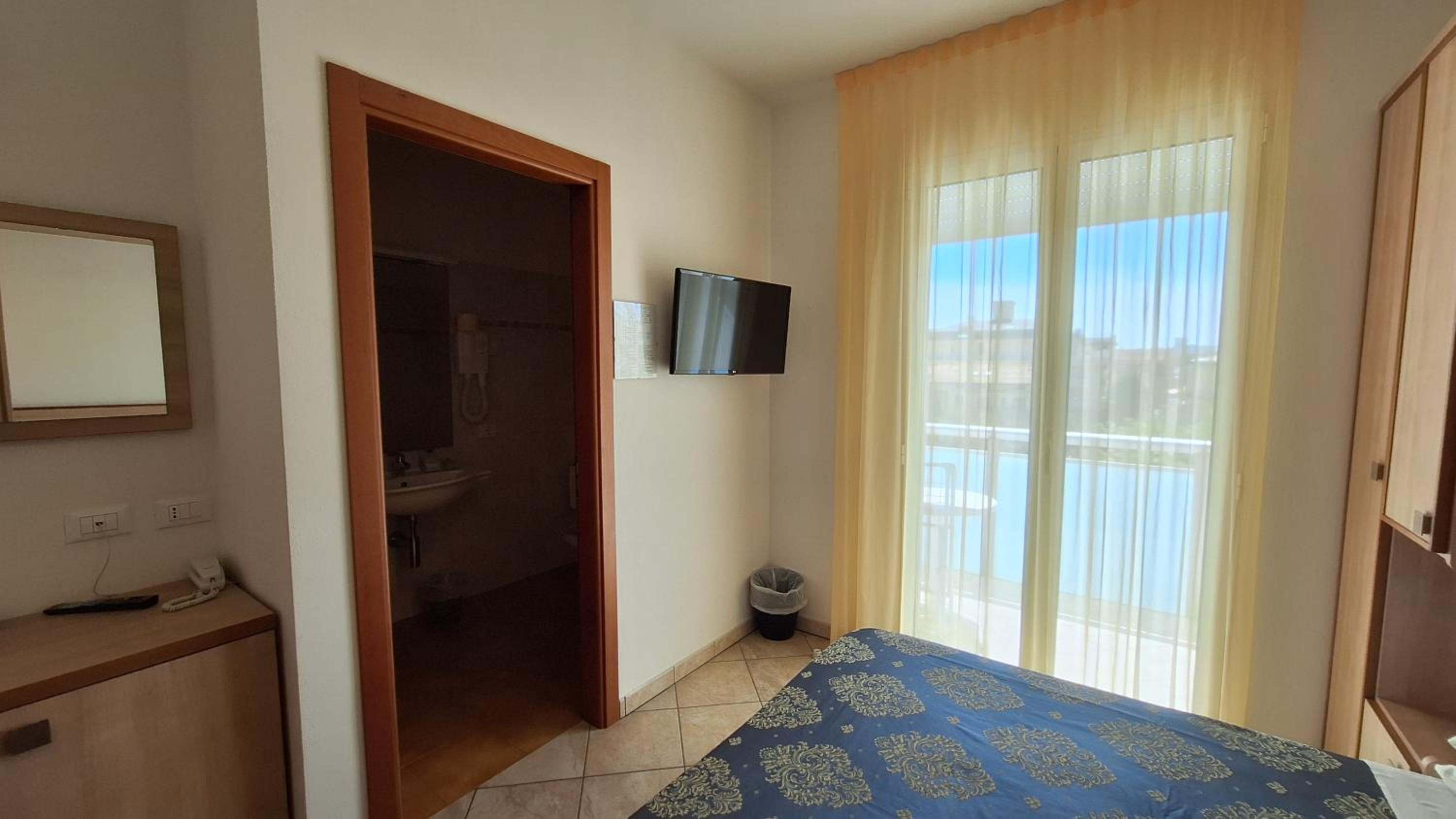 Standard Double Room - Photo 8