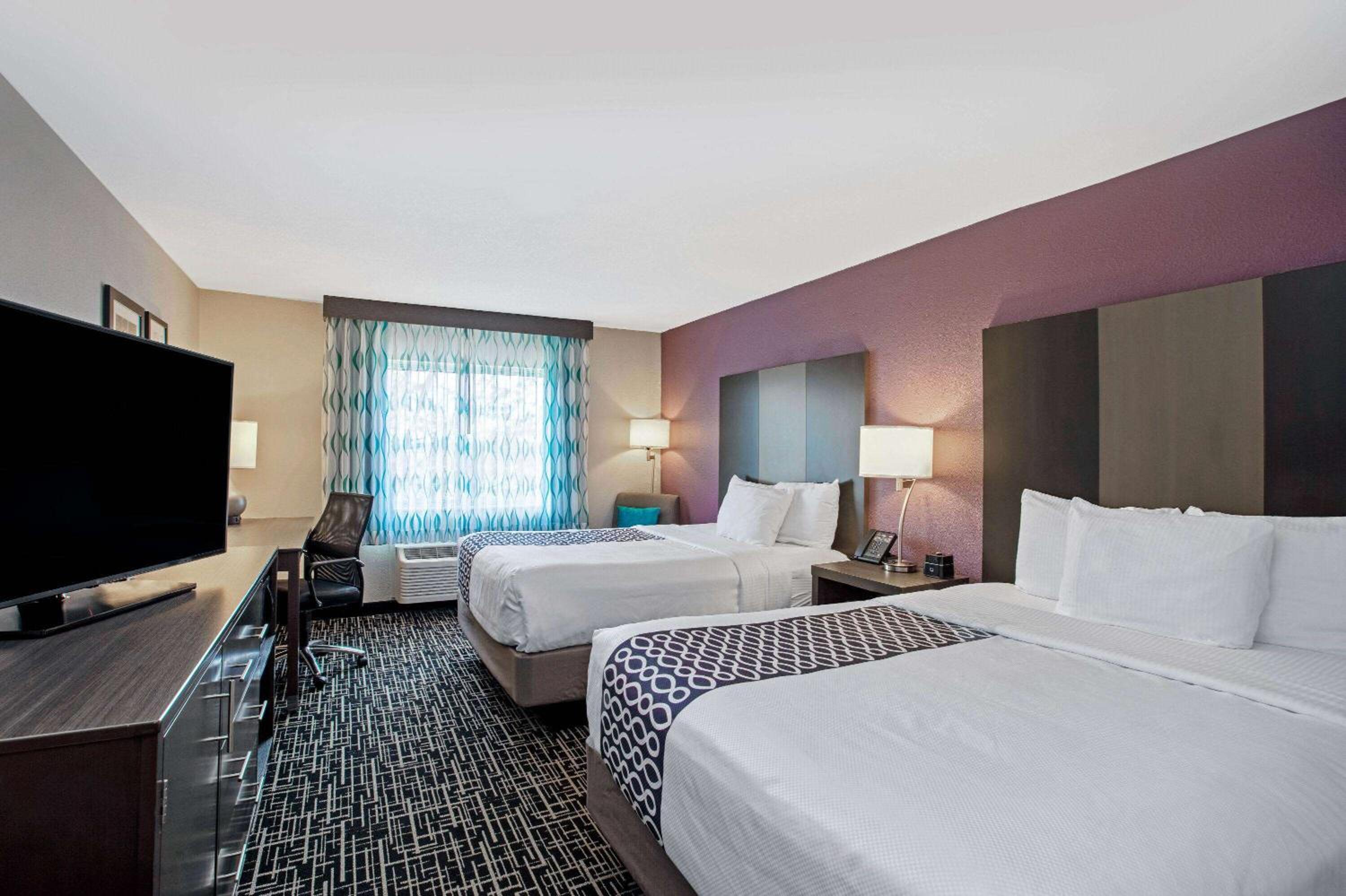 Queen Room with Two Queen Beds - Photo 2
