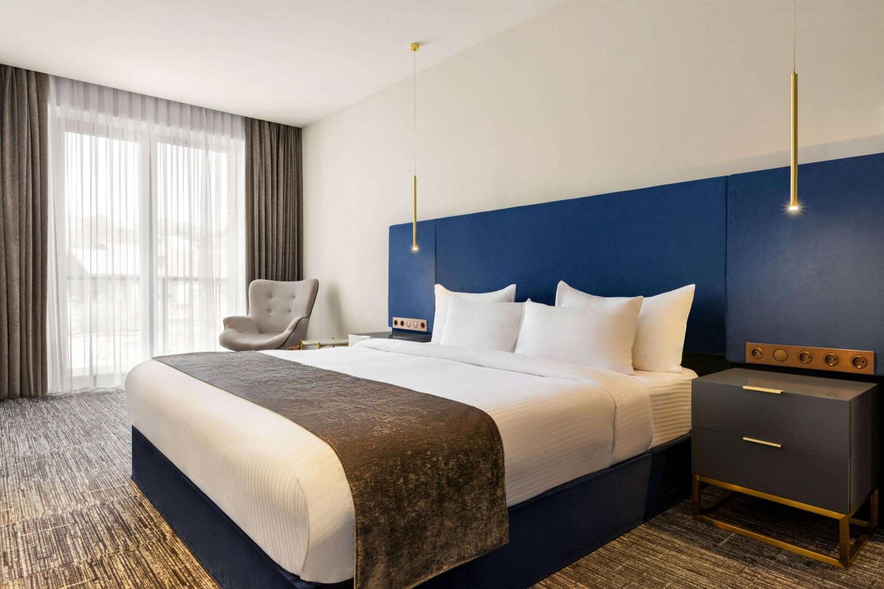 Deluxe King Room with Balcony - Smoking - Photo 1