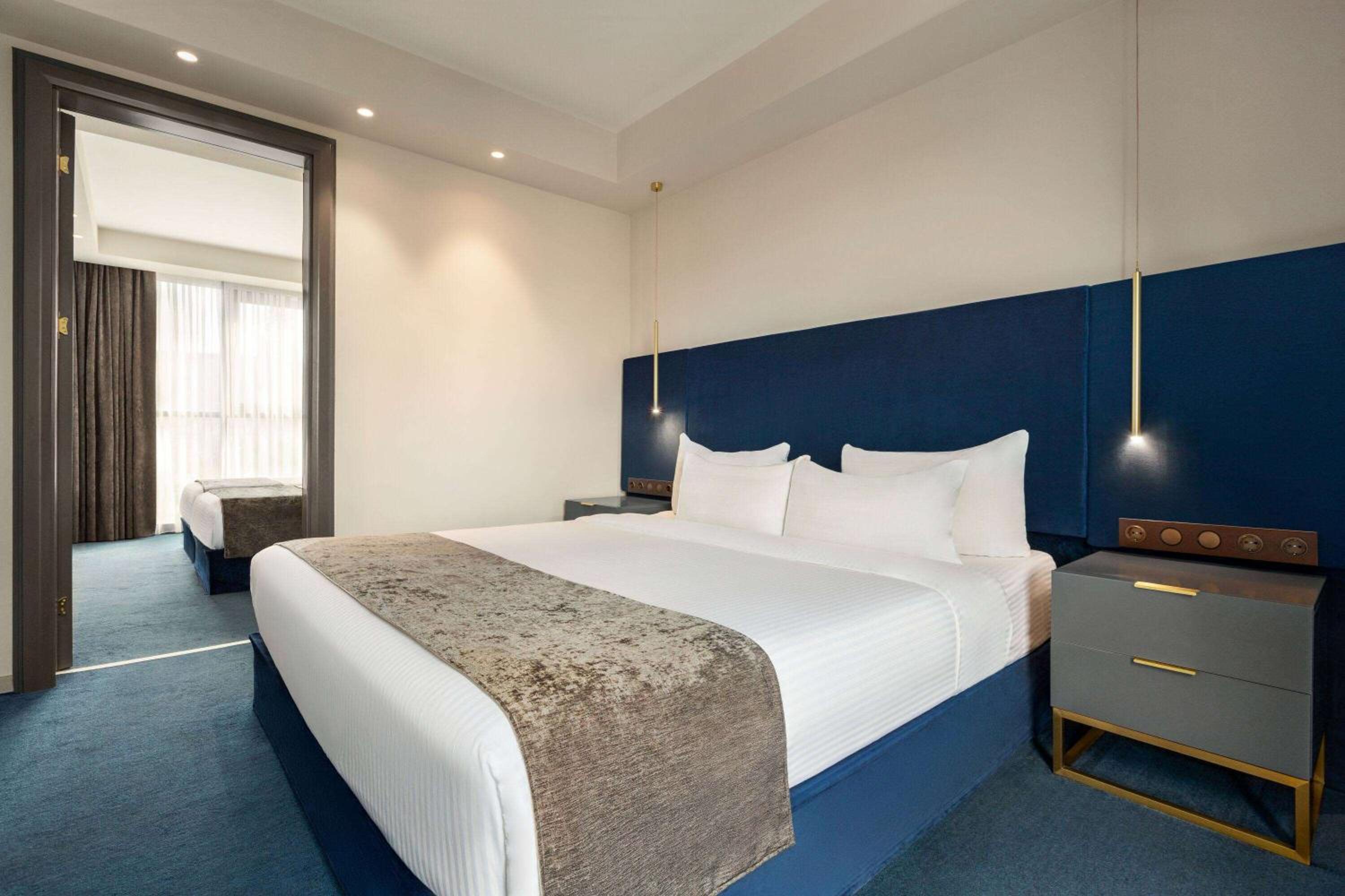1 King Bed, 2 Twin Beds, Family Room, Non-Smoking - Photo 1