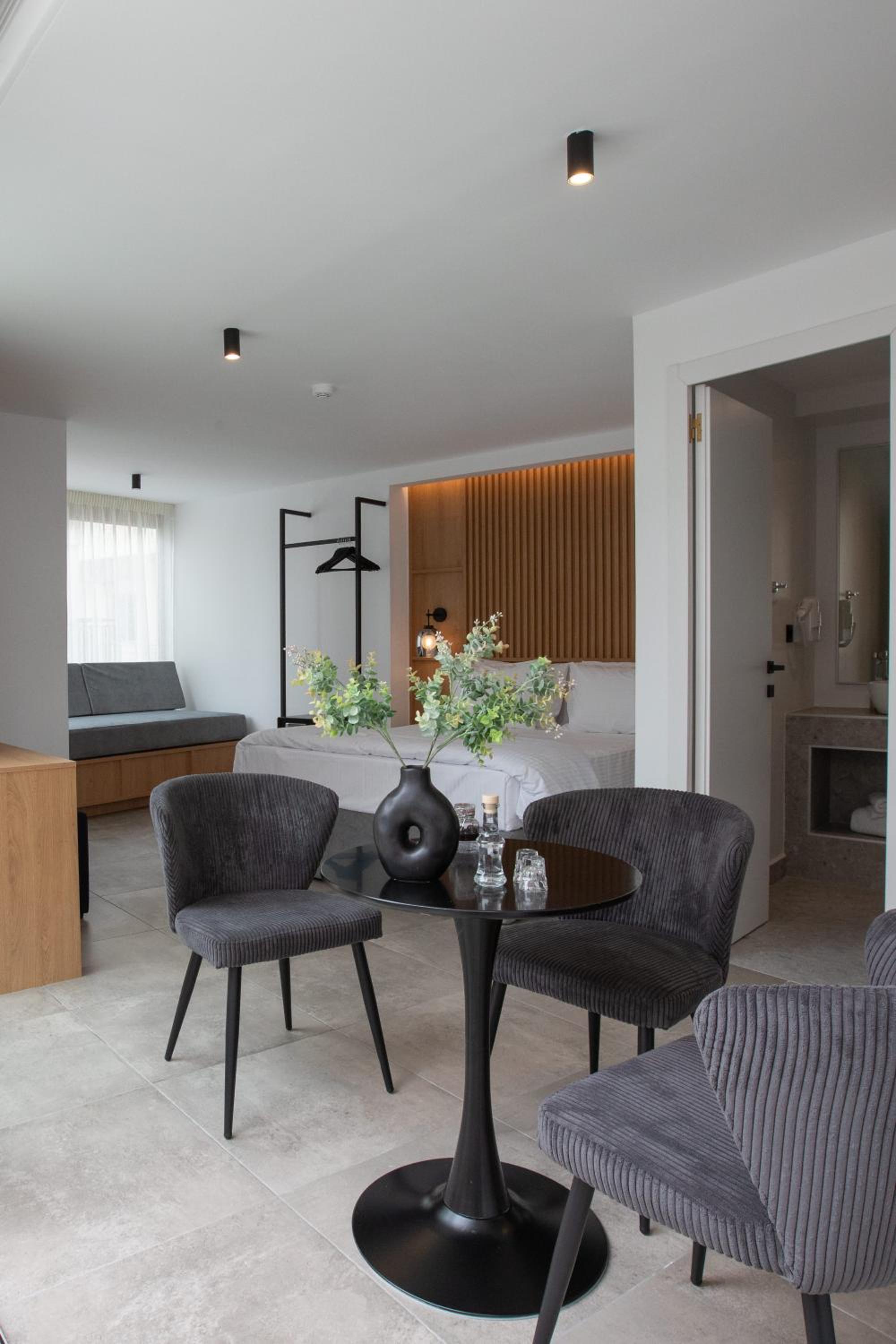 Suite with Balcony - Photo 12