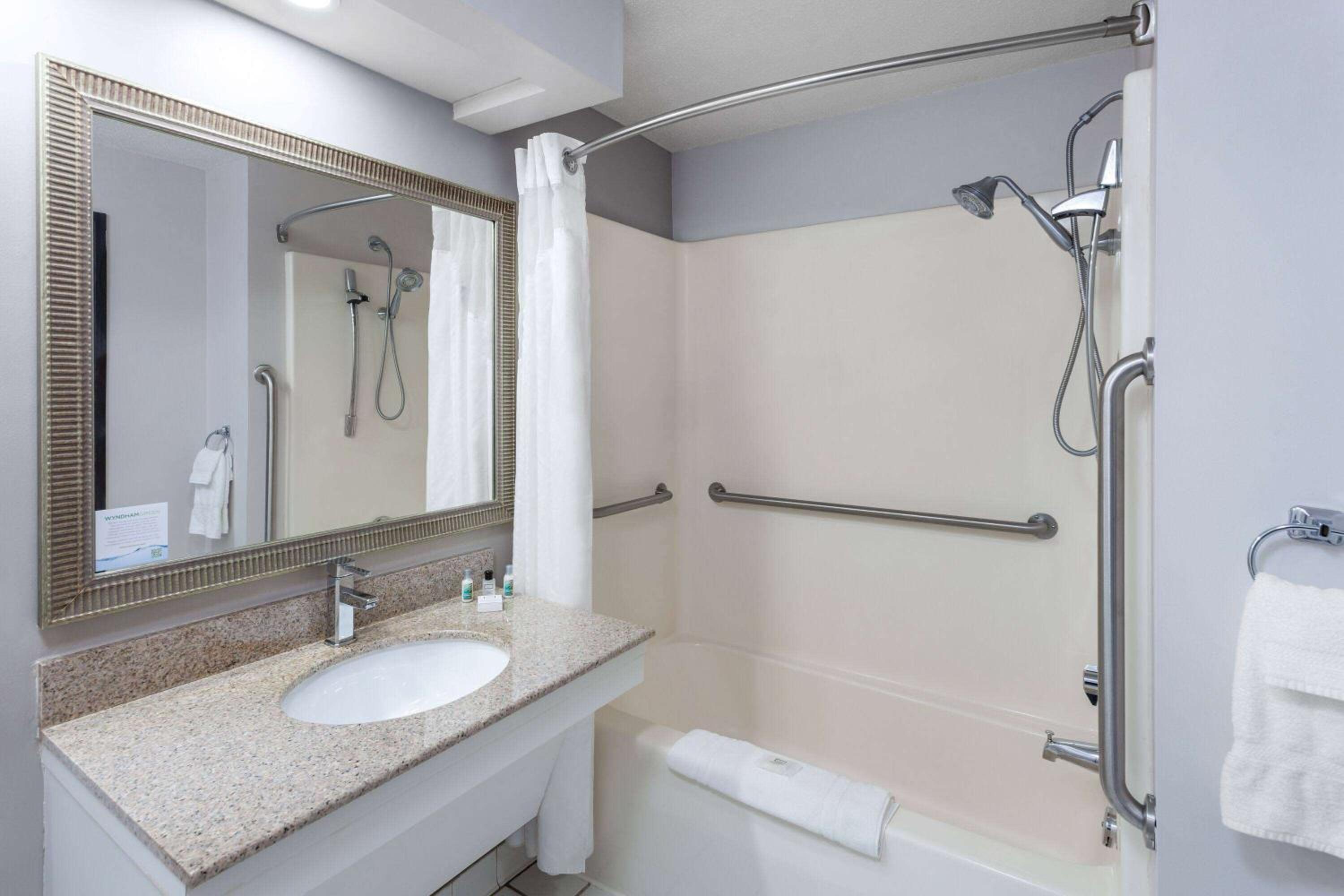 King Room with Mobility Access and Bathtub with Grab Bars, Non-Smoking - Photo 2
