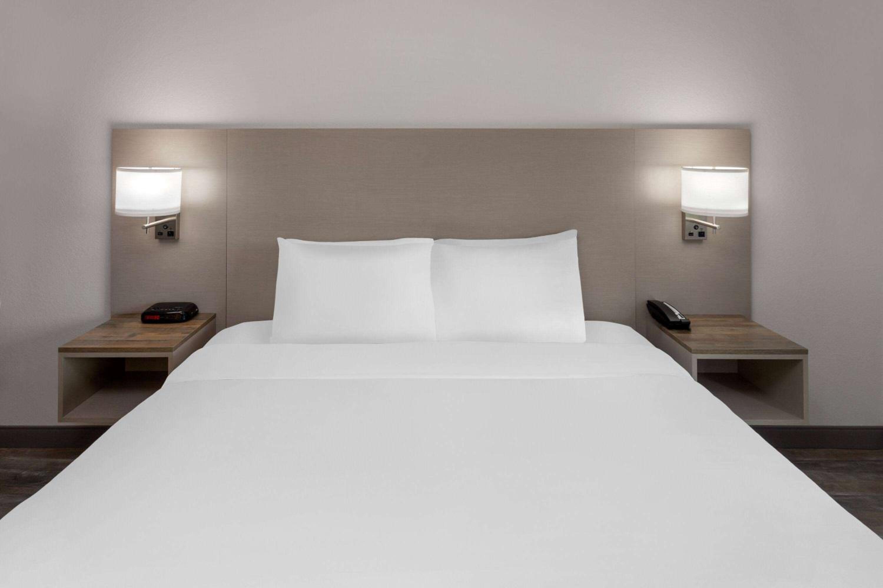 King Room with Mobility Access and Bathtub with Grab Bars, Non-Smoking - Photo 4