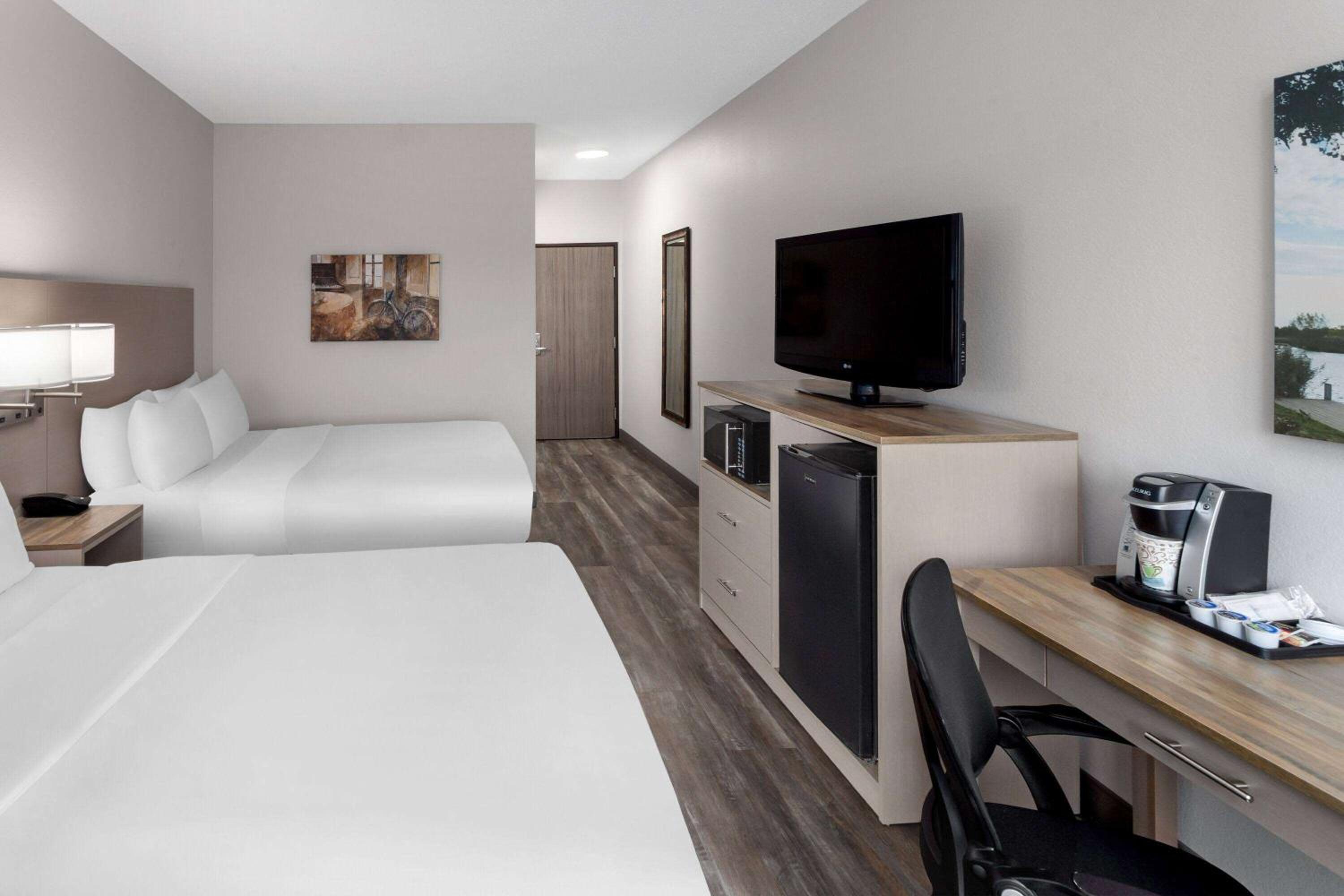 Queen Room with Two Queen Beds - Non-Smoking - Photo 2