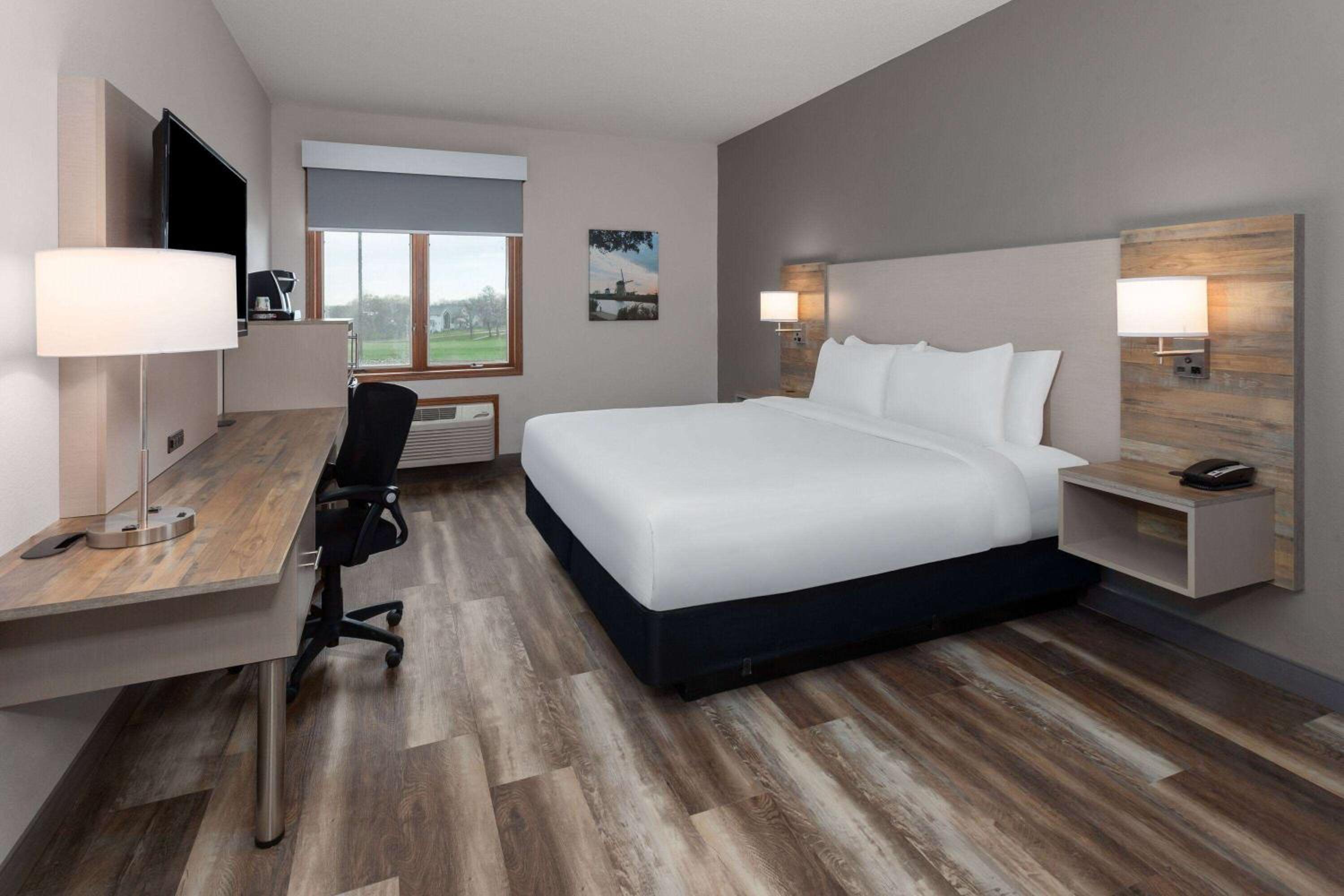 King Room - Non-Smoking - Photo 1